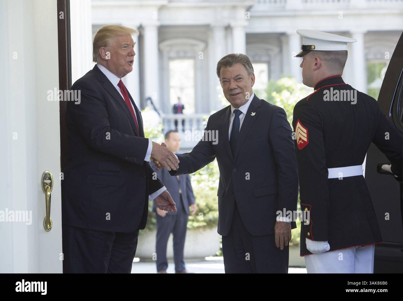 18. Mai 2017 – Washington, District of Columbia, Vereinigte Staaten von Amerika – US-Präsident Donald J. Trump begrüßt Präsident Juan Manuel Santos von Kolumbien am 18. Mai 2017 im Weißen Haus in Washington, DC. . Quelle: Chris Kleponis / CNP (Bild: © Chris Kleponis/CNP via ZUMA Wire) Stockfoto