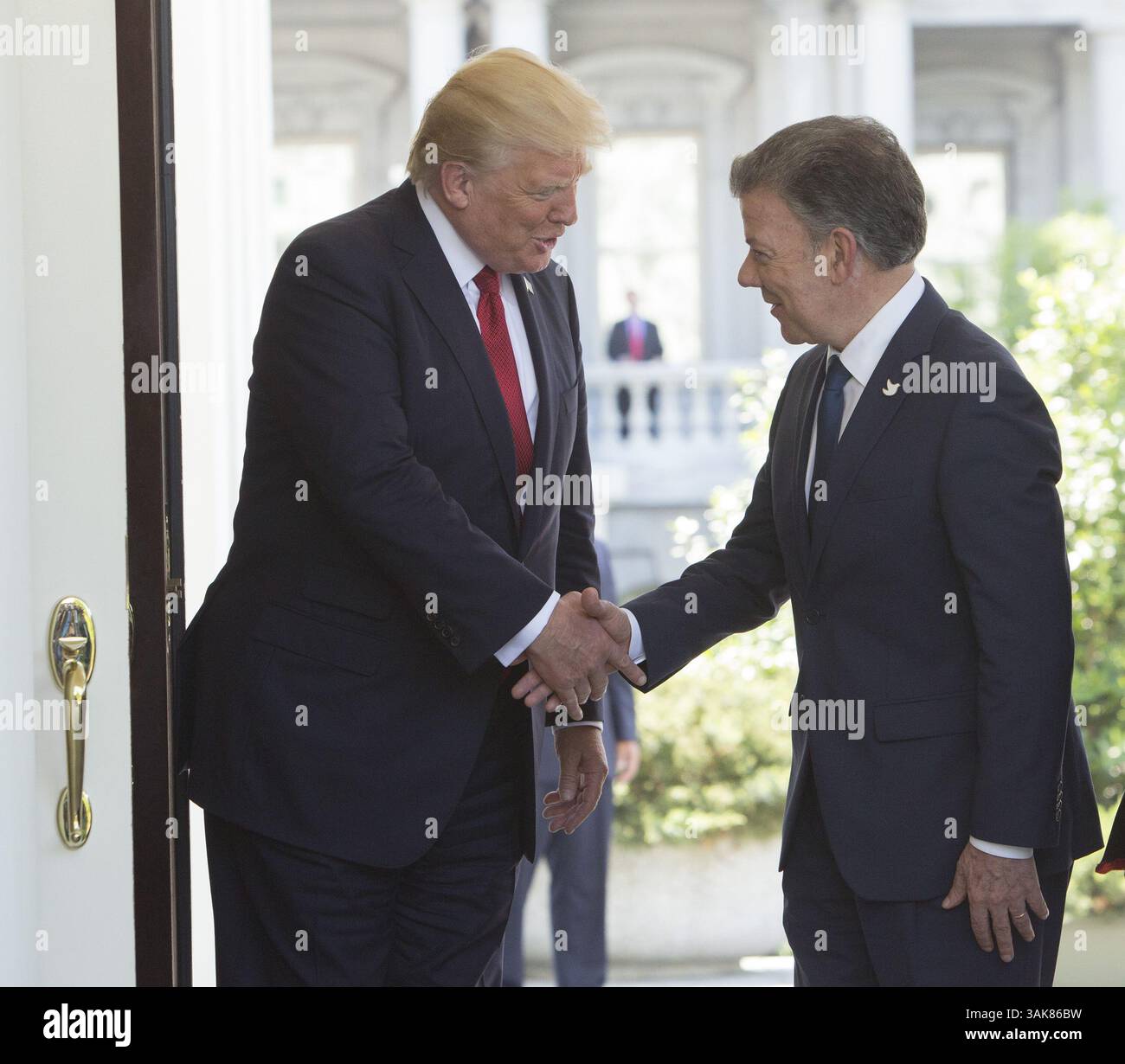 18. Mai 2017 – Washington, District of Columbia, Vereinigte Staaten von Amerika – US-Präsident Donald J. Trump begrüßt Präsident Juan Manuel Santos von Kolumbien am 18. Mai 2017 im Weißen Haus in Washington, DC. . Quelle: Chris Kleponis / CNP (Bild: © Chris Kleponis/CNP via ZUMA Wire) Stockfoto