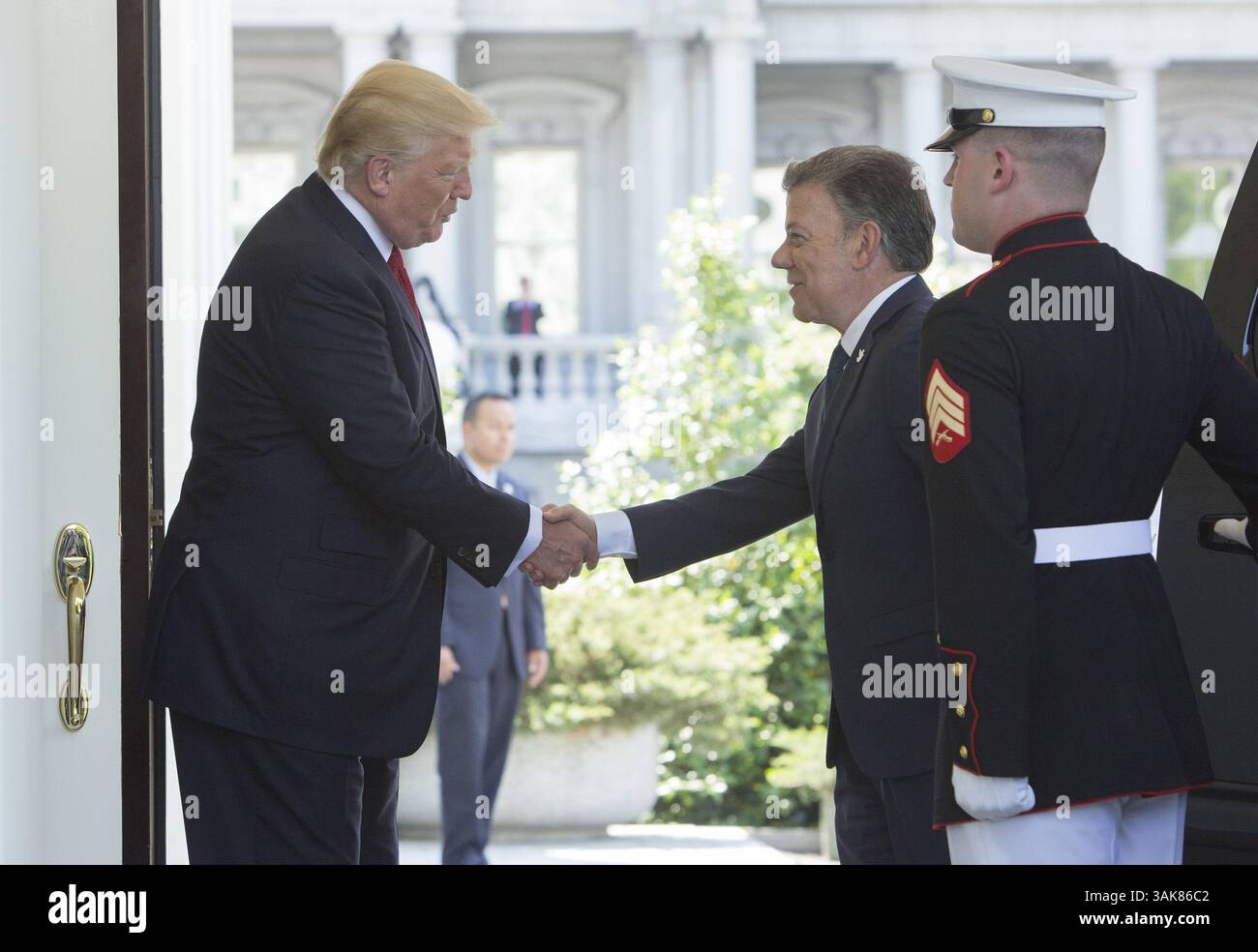 18. Mai 2017 – Washington, District of Columbia, Vereinigte Staaten von Amerika – US-Präsident Donald J. Trump begrüßt Präsident Juan Manuel Santos von Kolumbien am 18. Mai 2017 im Weißen Haus in Washington, DC. . Quelle: Chris Kleponis / CNP (Bild: © Chris Kleponis/CNP via ZUMA Wire) Stockfoto