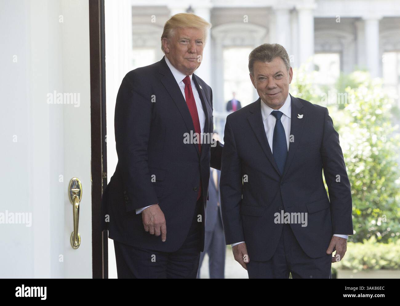 18. Mai 2017 – Washington, District of Columbia, Vereinigte Staaten von Amerika – US-Präsident Donald J. Trump begrüßt Präsident Juan Manuel Santos von Kolumbien am 18. Mai 2017 im Weißen Haus in Washington, DC. . Quelle: Chris Kleponis / CNP (Bild: © Chris Kleponis/CNP via ZUMA Wire) Stockfoto
