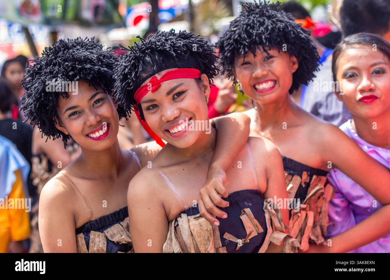 Kostümtänzer lächeln und treten während eines Festivals in Iloilo Philippinen auf Stockfoto