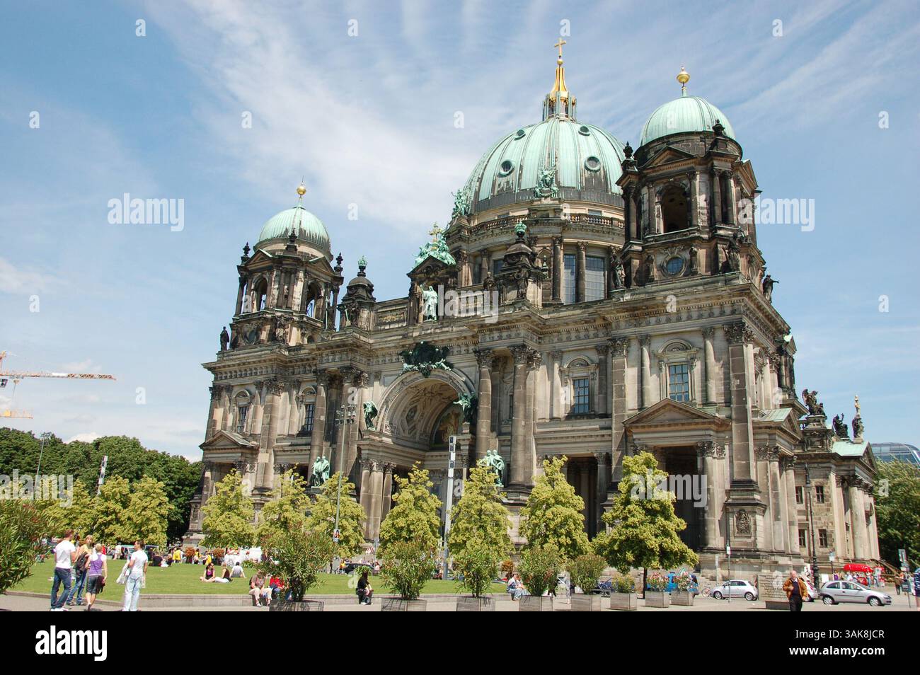 Der Berliner Dom an einem sonnigen Tag, bei dem sich die Menschen im Lustgarten vor dem historischen Gebäude entspannen Stockfoto