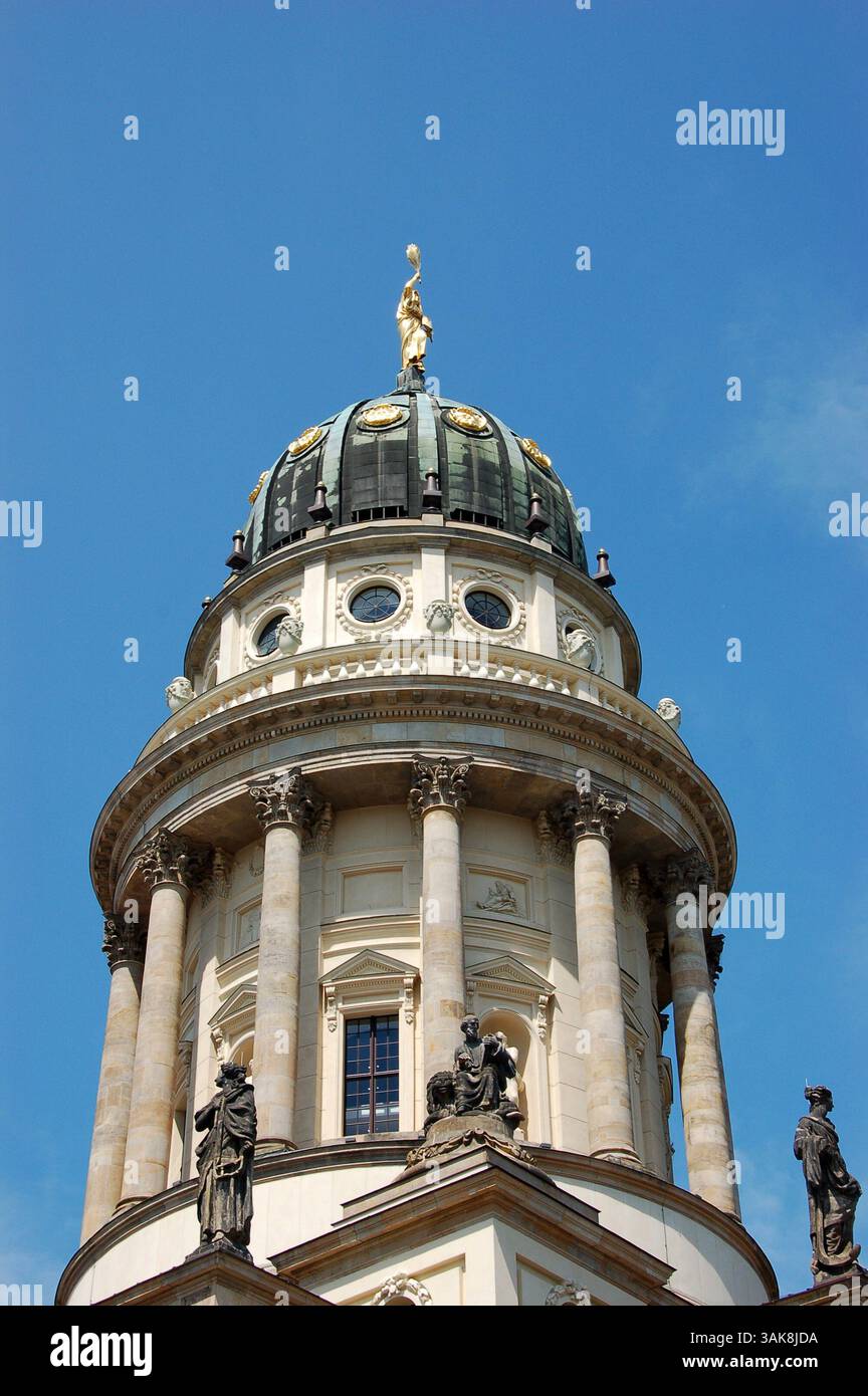 Der Berliner Dom an einem sonnigen Tag, bei dem sich die Menschen im Lustgarten vor dem historischen Gebäude entspannen Stockfoto