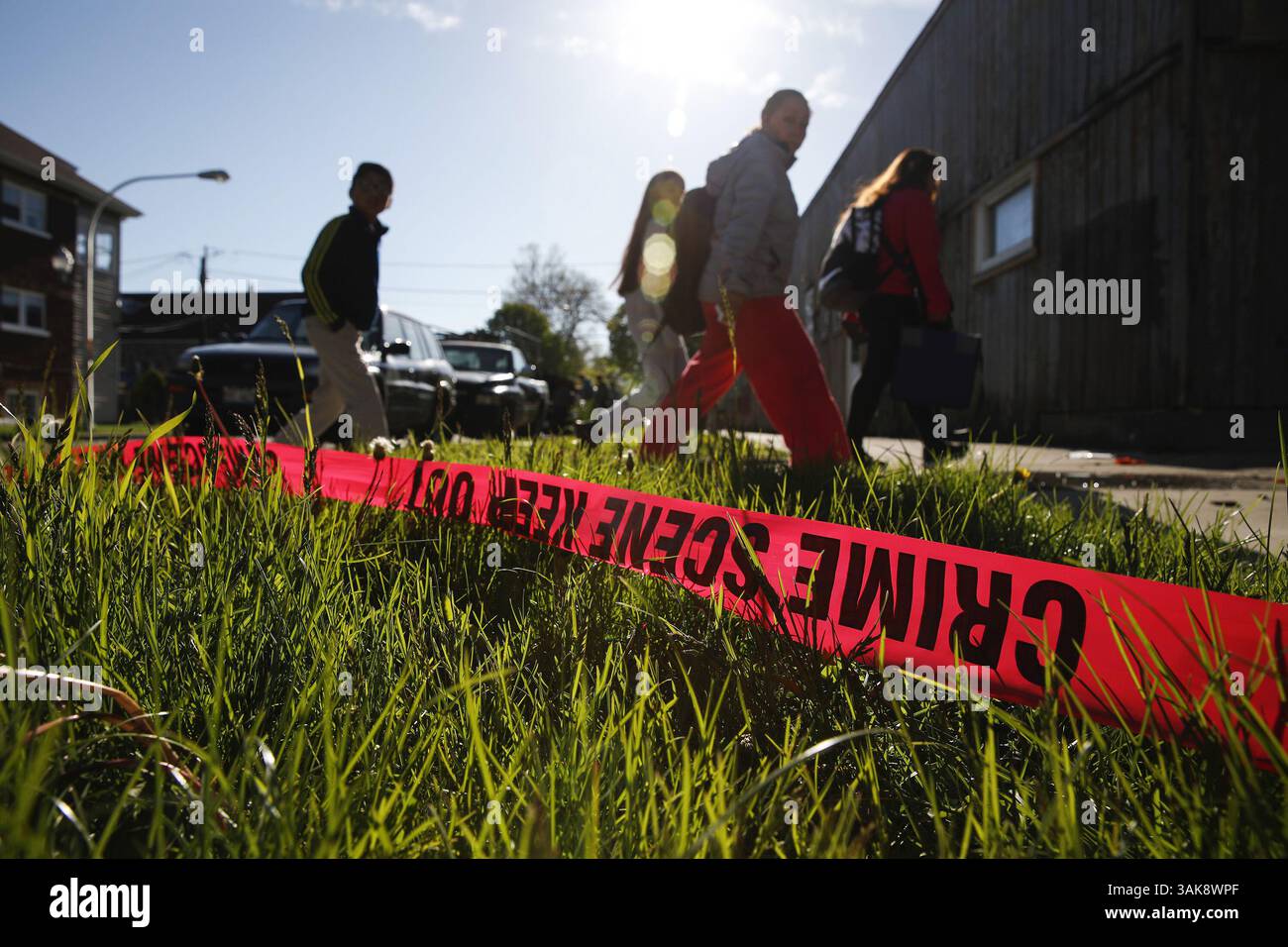 8. Mai 2017 – Chicago, USA – Fußgänger gehen am Montag, 8. Mai 2017 in der Nähe der Kreuzung South Rockwell Street und West 46th Place im Brighton Park von Chicago, wo zwei Menschen getötet und acht weitere verletzt wurden. Kevin Navarro, der erste stellvertretende Superintendent der Chicagoer Polizei, sagte Reportern am Tatort im Block 2600 von West 46th Place, dass der Angriff ein weiterer dreister Akt von Bandengewalt sei. (Bild: © Jose M. Osorio/TNS via ZUMA Wire) Stockfoto