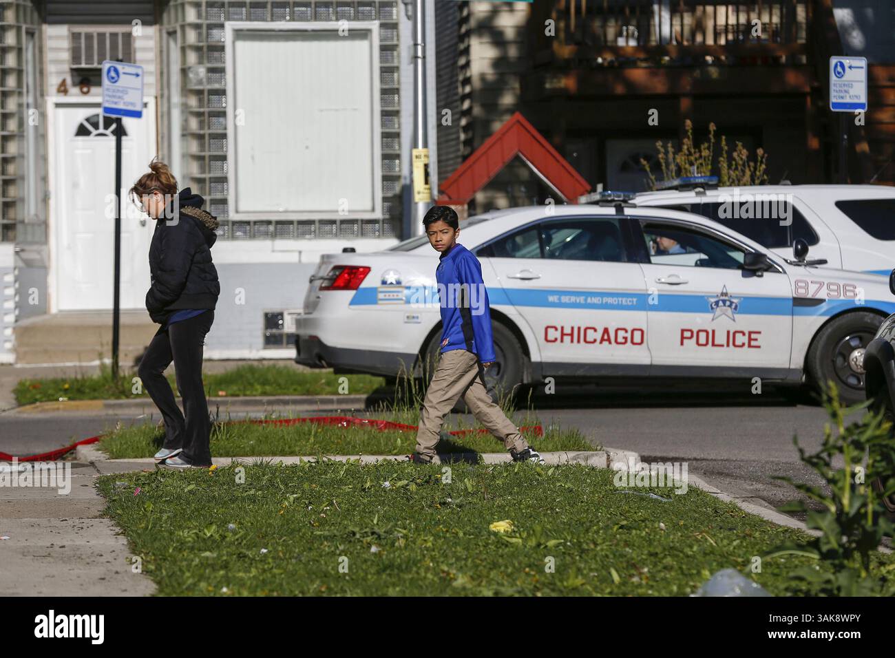 8. Mai 2017 – Chicago, USA – Fußgänger gehen am Montag, 8. Mai 2017 in der Nähe der Kreuzung South Rockwell Street und West 46th Place im Brighton Park von Chicago, wo zwei Menschen getötet und acht weitere verletzt wurden. Kevin Navarro, der erste stellvertretende Superintendent der Chicagoer Polizei, sagte Reportern am Tatort im Block 2600 von West 46th Place, dass der Angriff ein weiterer dreister Akt von Bandengewalt sei. (Bild: © Jose M. Osorio/TNS via ZUMA Wire) Stockfoto