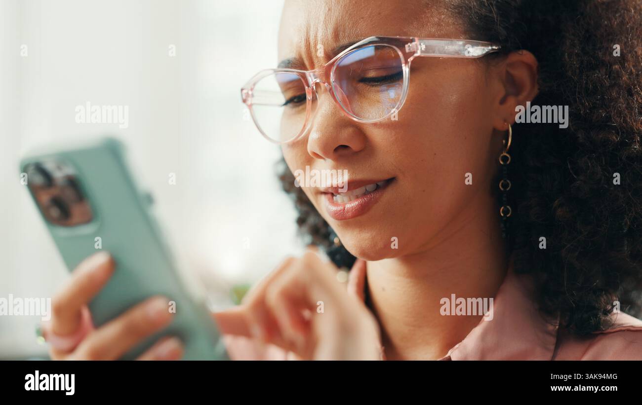 Verwirrt, telefoniert und liest mit Geschäftsfrau wegen Journalistenfehlern, Fake News und Clickbait-Post. Fehler, Fehler und artikel überprüfen mit Stockfoto