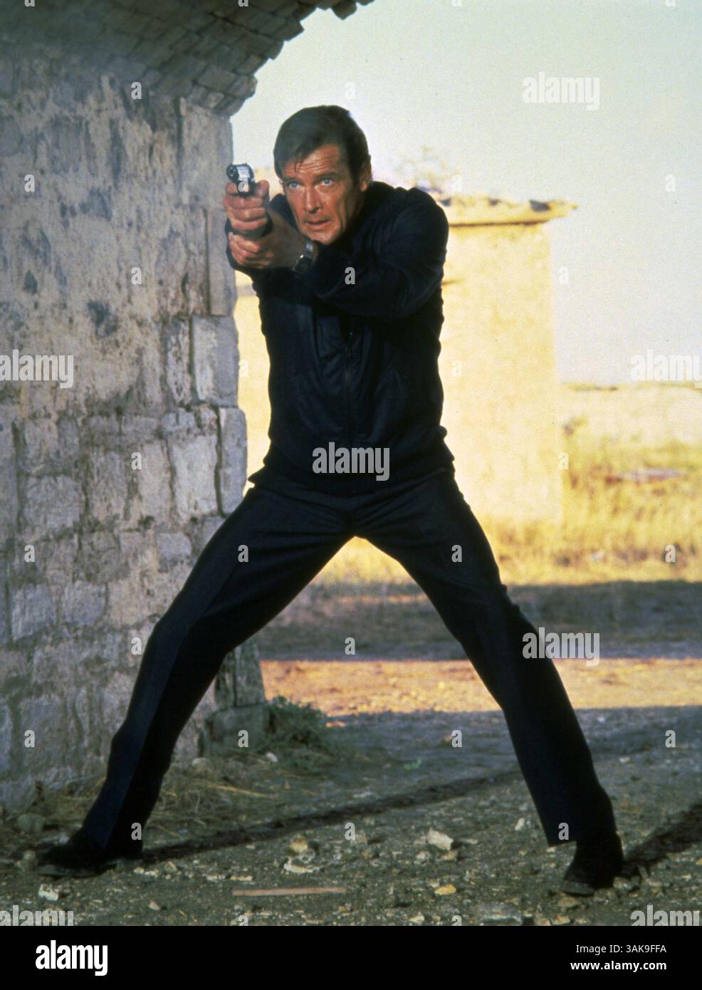 23. Mai 2017 - Dateifoto - der Schauspieler Sir ROGER MOORE, bekannt als James Bond, ist im Alter von 89 Jahren verstorben, wie seine Familie mitteilte. Er spielte den berühmten Spion in sieben Bond-Filmen, darunter Live und Let die und A View to a Kill. Sir Rogers Familie bestätigte die Nachricht und sagte, er sei nach "einem kurzen, aber mutigen Kampf gegen Krebs" gestorben. Pictured: ERSCHEINUNGSDATUM: 26. Juni 1981 FILMTITEL: For Your Eyes Only STUDIO: Eon Productions REGISSEUR: John Glen PLOT: Nachdem er ein vertrautes Gesicht entsorgt hat, wird Bond geschickt, um ein Kommunikationsgerät, bekannt als ATAC, zu bergen, das mit einem britischen Spionageschiff unterging Stockfoto