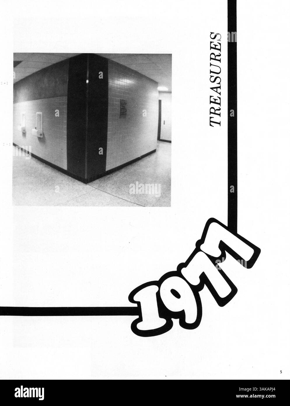 Pirate Vol. VI: Treasures ist das Jahrbuch 1977 der Park Center High, das das Schuljahr 1972-1973 dokumentiert. Es bietet Highlights aus dem Studentenleben, sportlichen Leistungen, Leistungen der Lehrkräfte und wichtige Veranstaltungen im Laufe des Jahres. Stockfoto