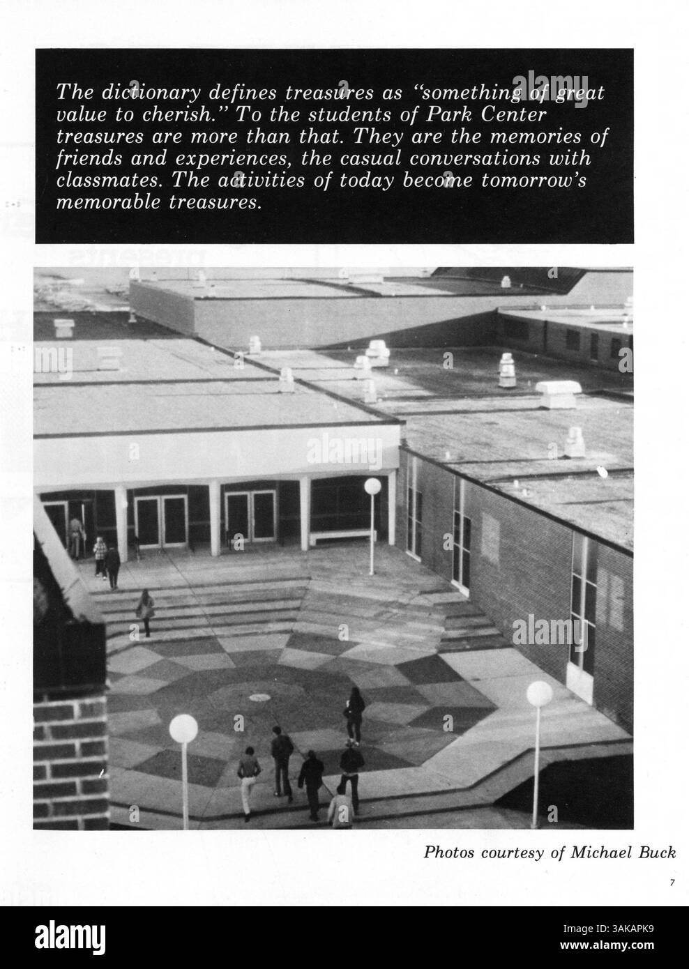 Dieses Jahrbuch der Highschool, Pirate Vol. VI: Treasures, from Park Center High School dokumentiert das Schuljahr 1972-1973 mit Abschnitten über Schüler, Lehrkräfte, Leichtathletik und wichtige Momente, die das Jahr geprägt haben. Stockfoto