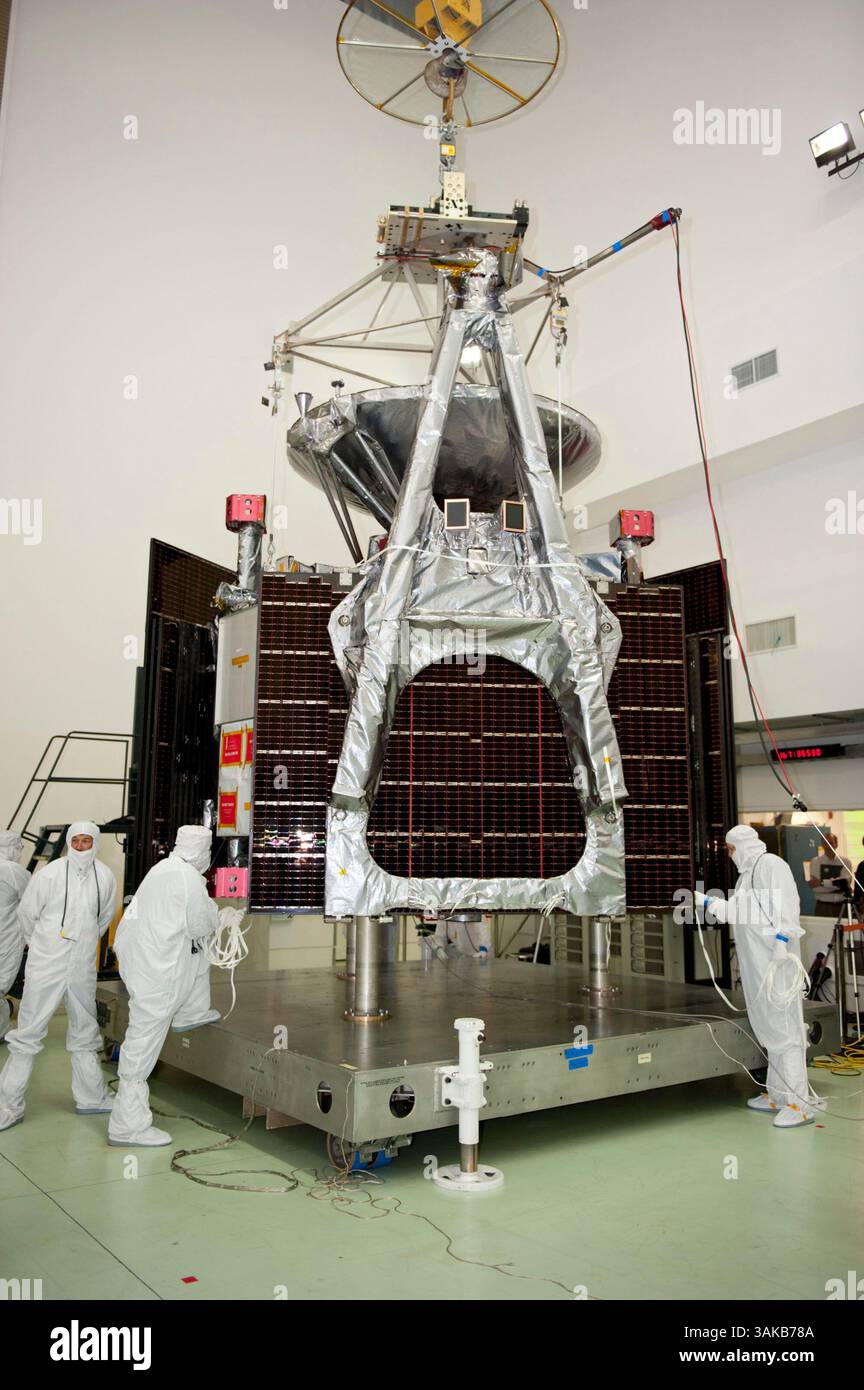 16. Juni 2011: Juno ist eine Raumsonde der NASA, die den Planeten Jupiter umkreist. Es wurde von Lockheed Martin gebaut und wird vom Jet Propulsion Laboratory der NASA betrieben. Die Raumsonde wurde am 5. August 2011 von der Cape Canaveral Air Force Station (UTC) aus gestartet, als Teil des New Frontiers-Programms, und trat am 5. Juli 2016 in eine polare Umlaufbahn des Jupiter ein, um eine wissenschaftliche Untersuchung des Planeten zu beginnen. Nach Abschluss der Mission wird Juno absichtlich in Jupiters Atmosphäre entorbiert. Junos Mission ist es, Jupiters Zusammensetzung, Schwerkraftfeld, Magnetfeld und polare Magnetosphäre zu messen. It Stockfoto