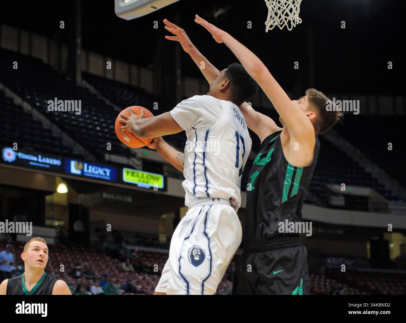 9. März 2017 Aaron Carver (13) geht auf und unter Marshall Thundering Herd Forward Terrence Thompson (1) während des CUSA Turniers zwischen der Marshall Thundering Herd und den Old Dominion Monarchs in der Legacy Arena in Birmingham AL Steve Roberts/Cal Sport Media (Credit Image: &Copy; Steve Roberts/Cal Sport Media/CSM via ZUMA Wire) Stockfoto