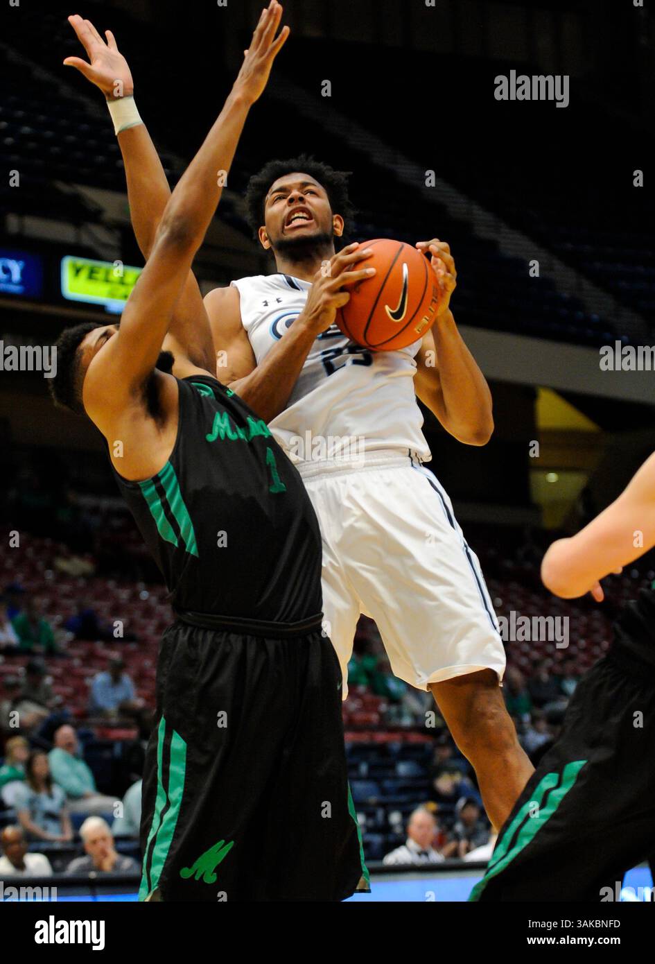 9. März 2017 Brandan Stith (25) wird von Marshall Thundering Herd Forward Terrence Thompson (1) angegriffen, während er während des CUSA-Turniers zwischen der Marshall Thundering Herd und den Old Dominion Monarchs in der Legacy Arena in Birmingham AL Steve Roberts/Cal Sport Media (Kreditbild: &Copy; Steve Roberts/Cal Sport Media/CSM via ZUMA Wire) zum Korb. Stockfoto