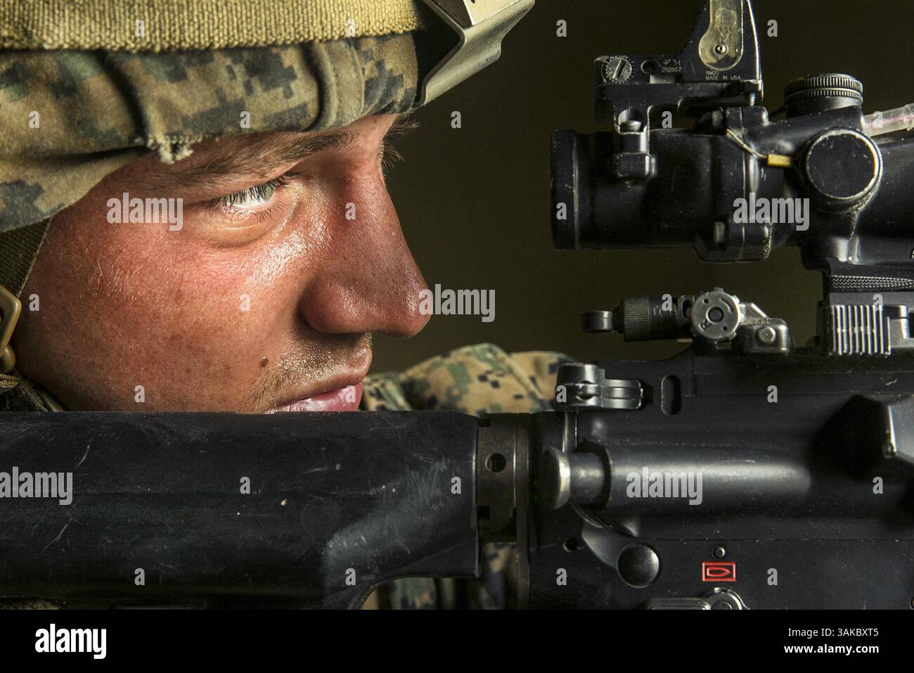 April 2017 - Camp Pendleton, Kalifornien, Vereinigte Staaten - Security Stare. Ein Marine sorgt für Sicherheit während eines simulierten amphibischen Angriffs auf Red Beach in Camp Pendleton, Kalifornien, 13. April 2017. Die Marine ist dem Battalion Landing Team 1. Bataillon, 5. Marine Regiment, 15. Marine Expeditionary Unit zugeordnet. Marine Corps Foto von CPL Frank Cordoba. (Kreditbild: © CPL. Frank Cordoba/DoD Via ZUMA Wire/ZUMAPRESS.com) Stockfoto