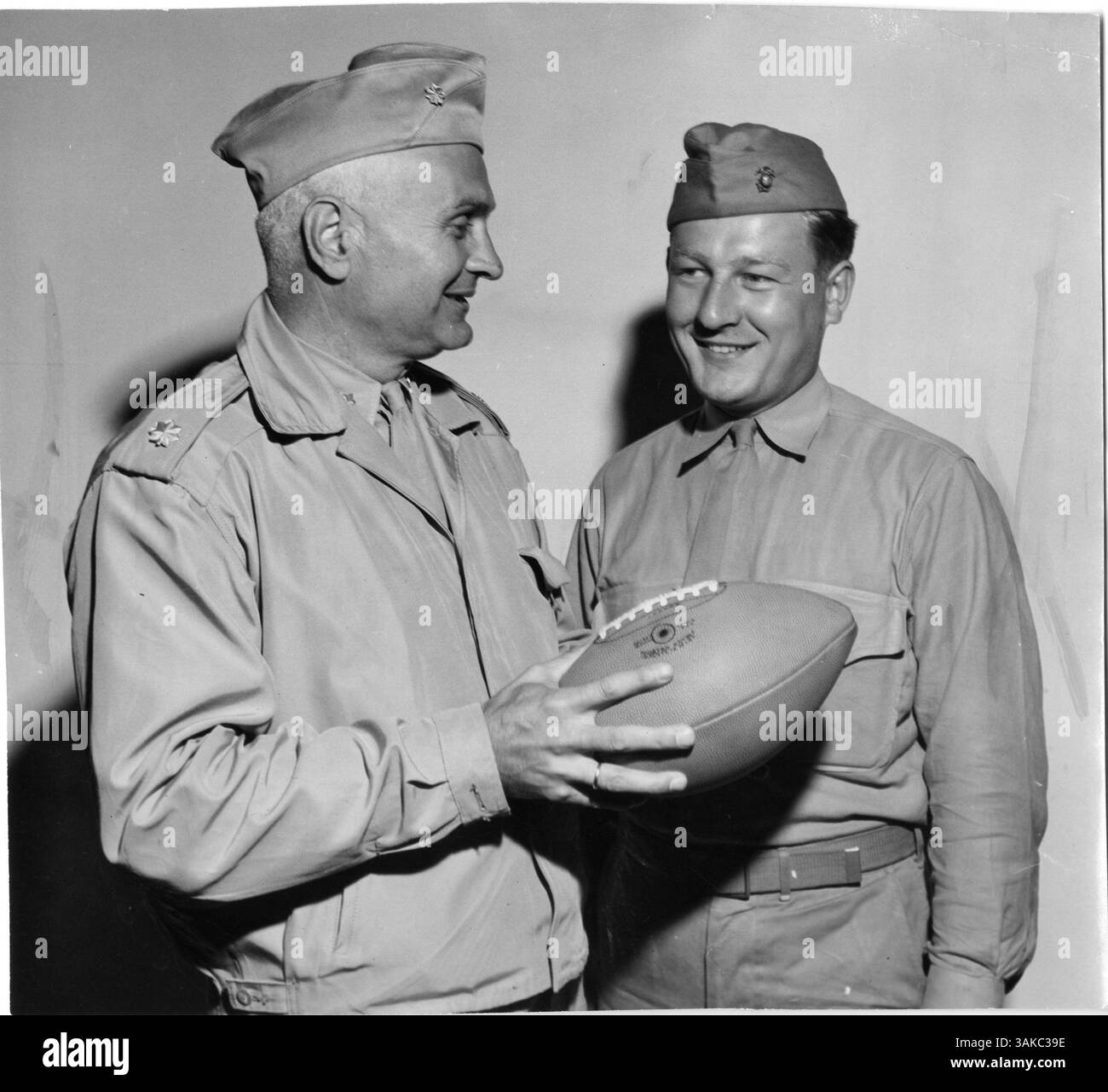 Oberstleutnant Bierman, Direktor des Sporttrainings in einem Marine-Trainingslager, ist mit einem nicht identifizierten Marine dargestellt, der militärische Ausbildung und Führung zeigt. Stockfoto