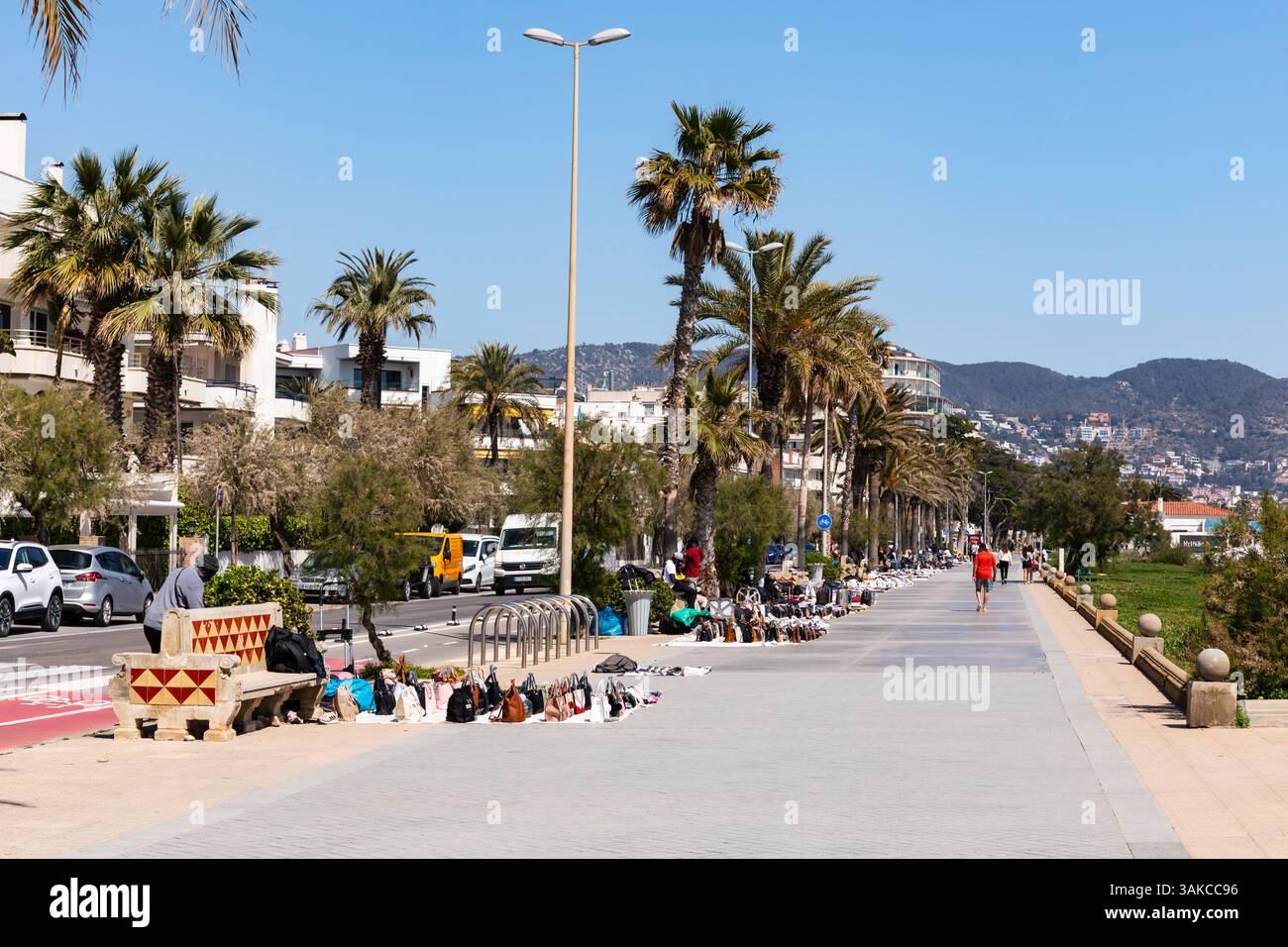 Gefälschte Designerkleidung zum Verkauf von Straßenhändlern in Sitges, Katalonien, Spanien. Stockfoto