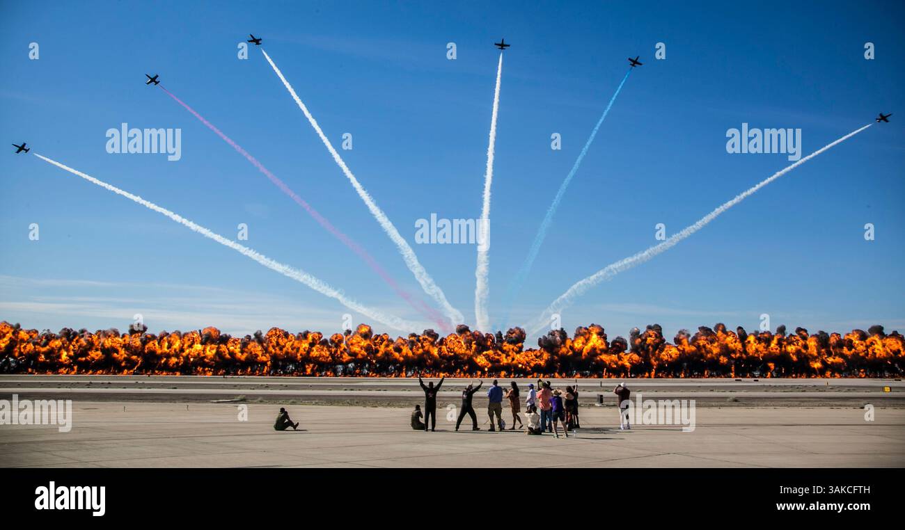 18. März 2017 - Yuma, Arizona, USA - das Patriots Jet Team führt Luftakrobatik durch, während die Pyrotechnik der Tora Bomb Squad der Memorial Air Force explode, und bildet eine „Wall of Fire“ während der Yuma Airshow 2017 auf der Marine Corps Air Station Yuma, Ariz., Samstag, 18. März 2017. (Kreditbild: © George Melendez/US Marine Corps/DOD/ZUMAPRESS.com) Stockfoto