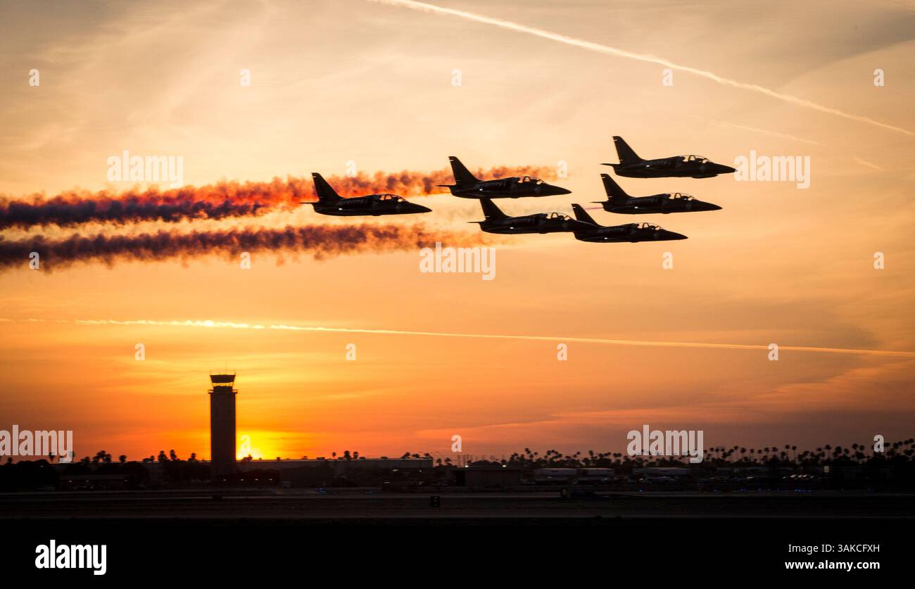 17. März 2017 - Yuma, Arizona, USA - das Patriots Jet Team führt Luftakrobatik während der Twilight Show 2017 auf der Marine Corps Air Station Yuma, Ariz., Freitag, 17. März 2017 durch. Marine Corps Air Station Yuma. (Kreditbild: © C. Oliver Cach/USA Marinekorps/DOD/ZUMAPRESS.com) Stockfoto