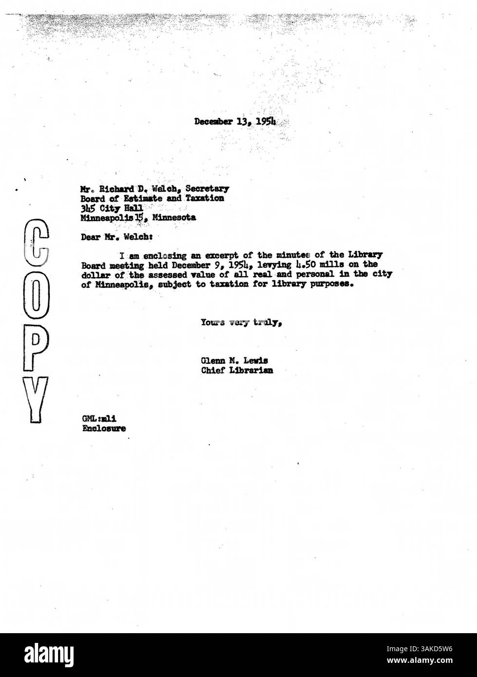 Diese Sammlung von Sitzungsprotokollen aus dem Jahr 1954 zeigt die Maßnahmen und Entscheidungen des Vorstands in Bezug auf die Finanzierung von Bibliotheken, die Personalausstattung und die Beteiligung der Gemeinde. Stockfoto