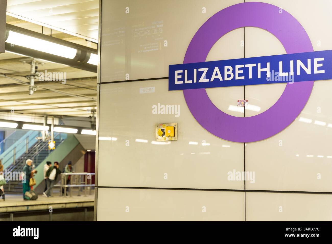 Beschilderung für die Londoner U-Bahn ELIZABETH LINE, weiße Schrift auf dunkelblauem Rechteckhintergrund, mit lila Rundkreis England UK Stockfoto