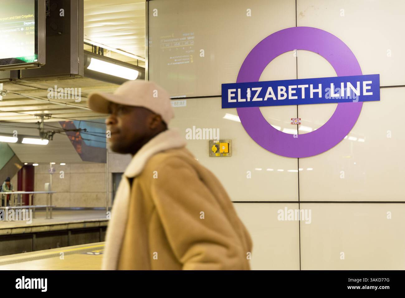 Beschilderung für die Londoner U-Bahn ELIZABETH LINE, weiße Schrift auf dunkelblauem Rechteckhintergrund, mit lila Rundkreis England UK Stockfoto
