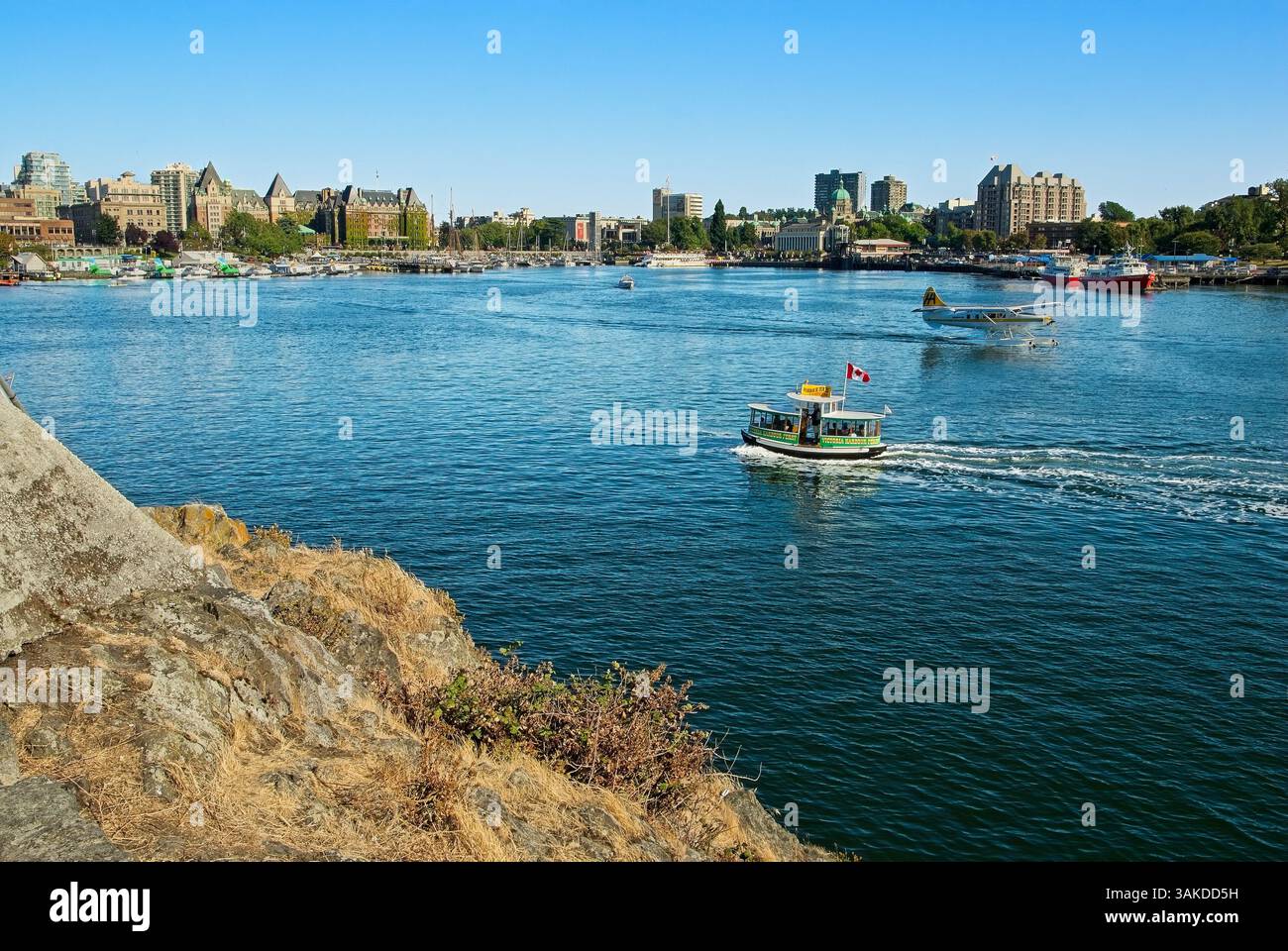 Wassertaxi, Seeflugzeug kreuzen Wege im geschäftigen Hafen von Victoria — Victoria, British Columbia, Juli 2010 Stockfoto