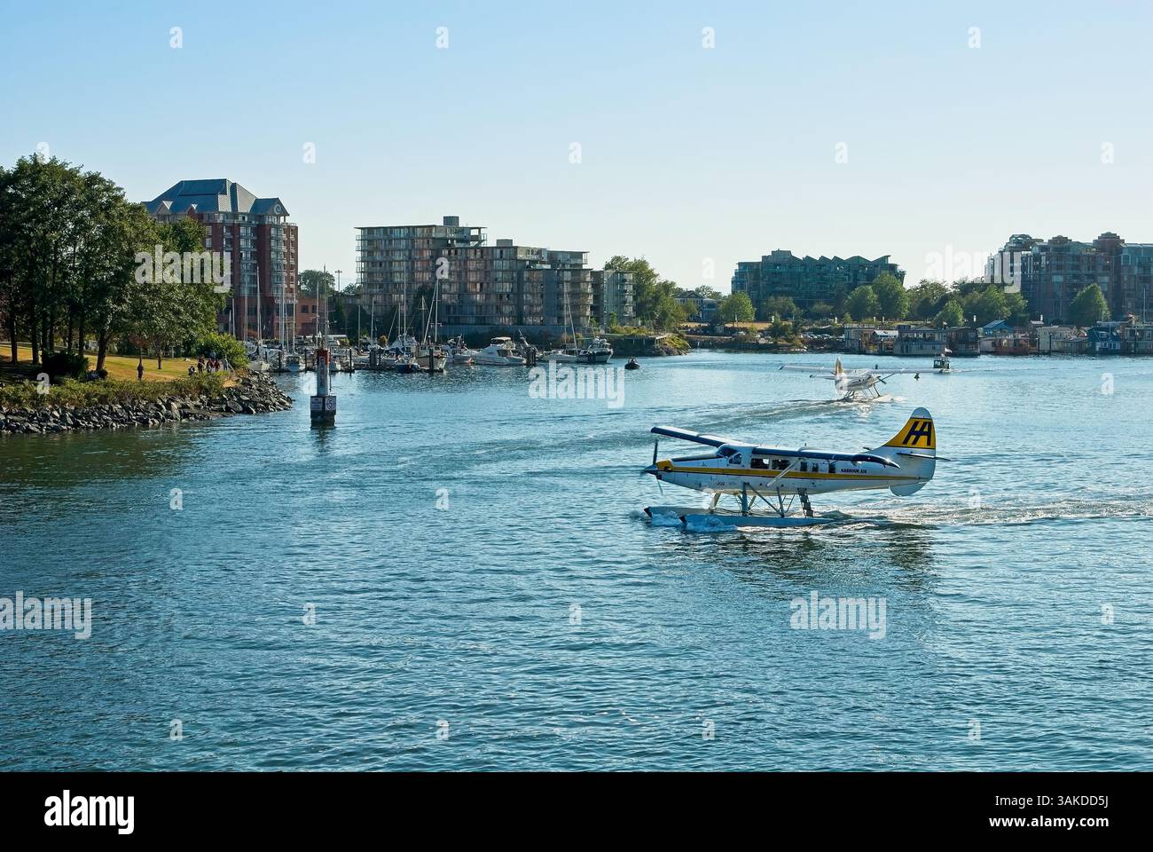 Seeflugzeuge im geschäftigen Hafen von Victoria auf Vancouver Island, Victoria, British Columbia — Juli 2010 Stockfoto