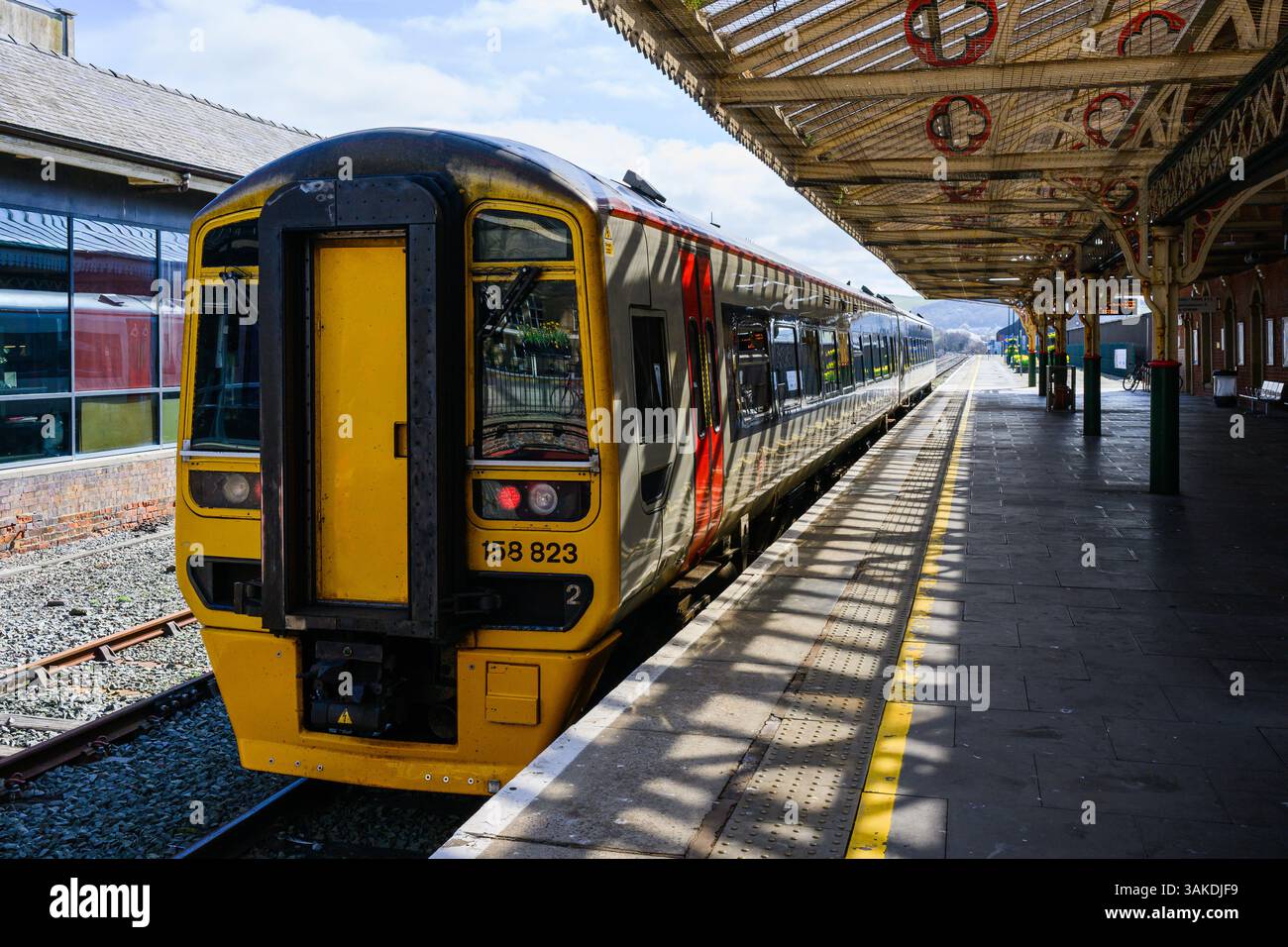 Aberystwyth, Wales, Großbritannien - 26. März 2025; Verkehrsschild für den walisischen Personenzug der Klasse 158 unter dem prunkvollen Bahnhofsdach Stockfoto