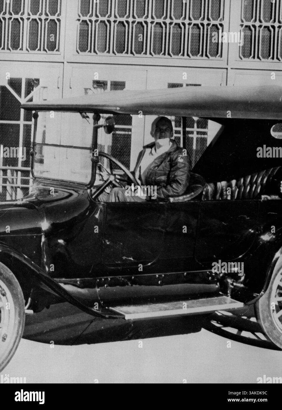 Dieses Jahrbuch dokumentiert das akademische Jahr 1963-1964 mit Schülern, Lehrern, außerschulischen Vereinen, Leichtathletik, und wichtige Ereignisse. Es beleuchtet die Geschichte und Beiträge der afroamerikanischen Zeit und bietet einen umfassenden Einblick in das Leben und die Leistungen der Studenten. Stockfoto