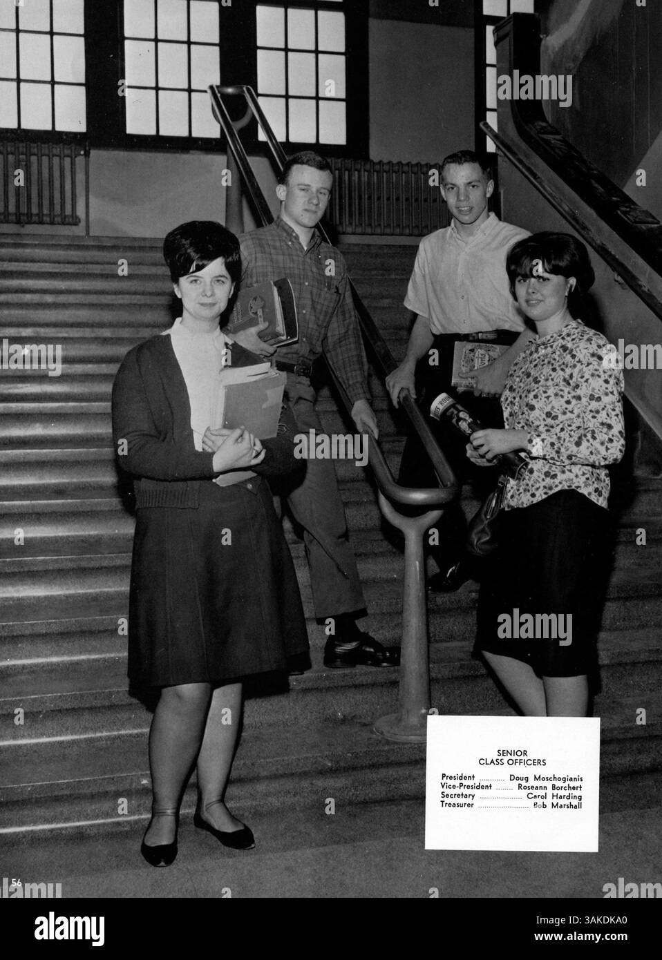 Dieses Jahrbuch dokumentiert das akademische Jahr 1963-1964 mit Schülern, Lehrern, außerschulischen Vereinen, Leichtathletik, und wichtige Ereignisse. Es beleuchtet die Geschichte und Beiträge der afroamerikanischen Zeit und bietet einen umfassenden Einblick in das Leben und die Leistungen der Studenten. Stockfoto