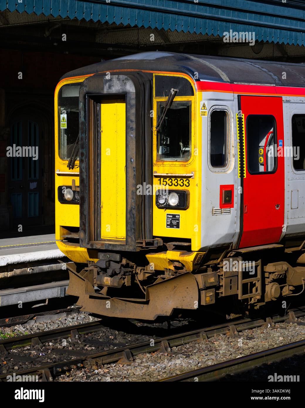 Shrewsbury, England, Vereinigtes Königreich - 1. April 2025; Großaufnahme der Front des Class 153 Transport for Wales Diesel Passenger Train Stockfoto