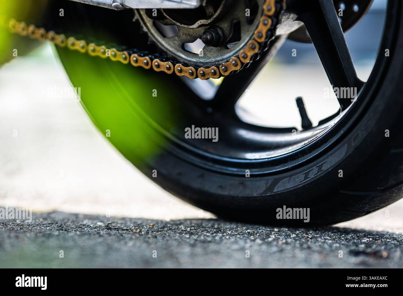 Hinterrad und Antriebskette eines schnellen Motorrads Stockfoto
