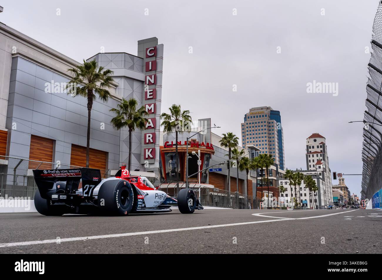 Long Beach, CA, USA. April 2025. Fahrer DER NTT INDYCAR-SERIE, KYLE KIRKWOOD (27) (USA) aus Jupiter, FL, qualifiziert sich für den Acura Grand Prix von Long Beach in den Straßen von Long Beach in Long Beach, CA. (Bild: © Walter G. Arce Sr./ASP Via ZUMA Press Wire) NUR FÜR REDAKTIONELLE VERWENDUNG! Nicht für kommerzielle ZWECKE! Stockfoto