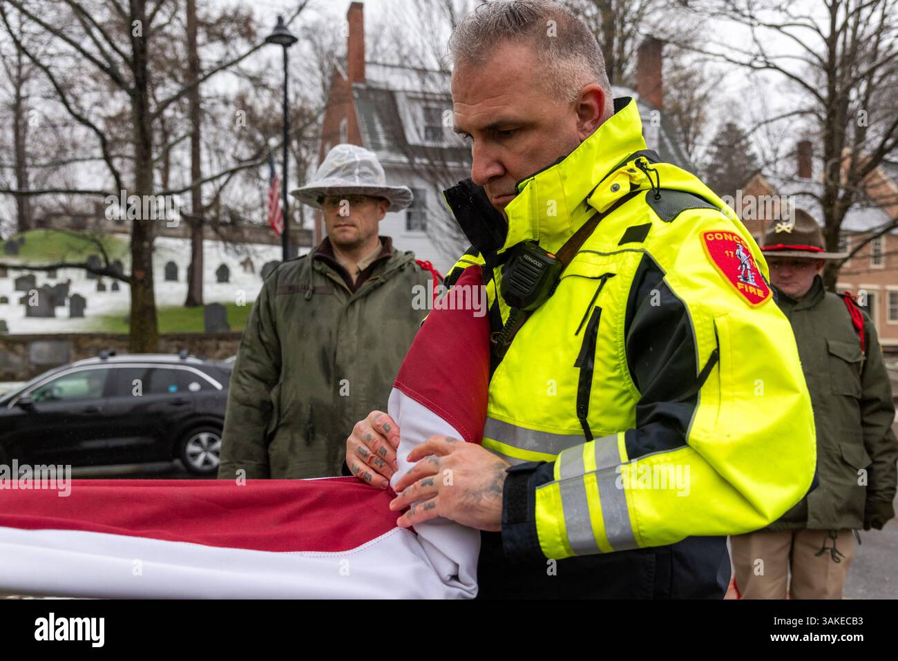 Zeremonie zum Hissen einer neuen und viel größeren amerikanischen Flagge im Concord Center in Vorbereitung auf den bevorstehenden 250. Jahrestag der Amerikanischen Revolution. Stockfoto