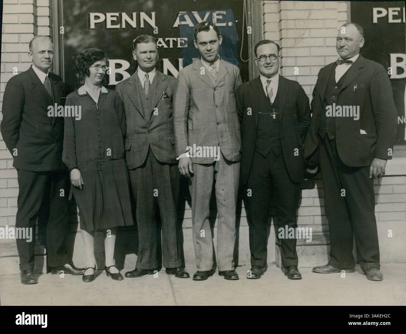 Foto mit den Opfern eines Banküberfalls: E. V. Anderson (Kassierer), Ellen Dormody (Kassierer), O. E. Frederickson (Kassierer), Clifford D. Hognes (Kassierer), Ralph Irving (Bankkunde) und James Jensen (Bankkunde). Stockfoto
