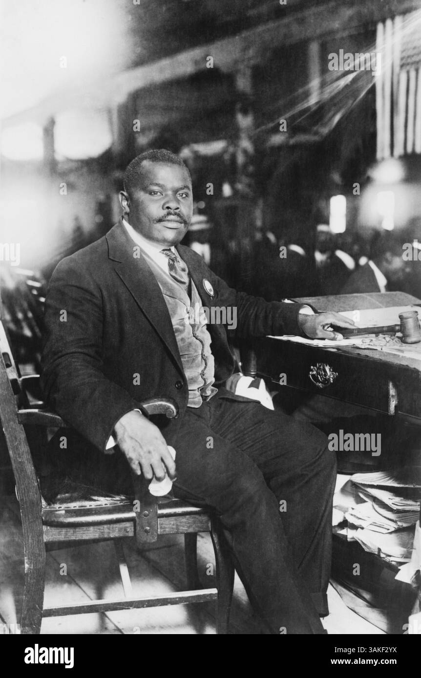 29. März 2017: Marcus Garvey (1887-1940), jamaikanischer Aktivist, politischer Führer, Verleger, Unternehmer und Befürworter der Bewegungen des schwarzen Nationalismus und des Panafrikanismus, Porträt in voller Länge am Schreibtisch, Bain News Service, 1924 (Bild: © Circa Images/Glasshouse Via ZUMA Wire) Stockfoto