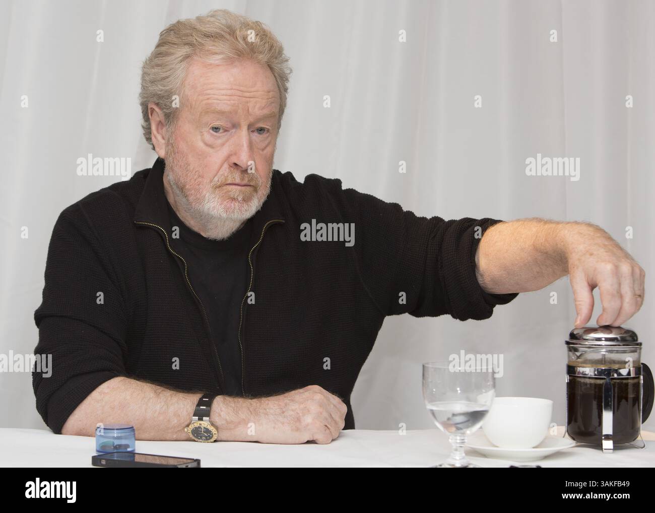4. Mai 2017: London, Vereinigtes Königreich - RIDLEY SCOTT Regisseur des Films Alien: Covenant Sir Ridley Scott (* November 30 1937 in London) ist ein englischer Filmregisseur und Produzent. Nach seinem kommerziellen Durchbruch mit dem Science-Fiction-Horrorfilm Alien (1979) sind seine bekanntesten Werke der neo-noir-dystopische Science-Fiction-Film Blade Runner (1982), das Krimi Thelma & Louise (1991), das historische Drama und der beste Picture-Oscar-Gewinner Gladiator (2000), der Kriegsfilm Black Hawk Down (2001), der Kriminalthriller Hannibal (2001), der biographische Film American Gangster (2007) und der Science-Fiction-Film Prometheus Stockfoto