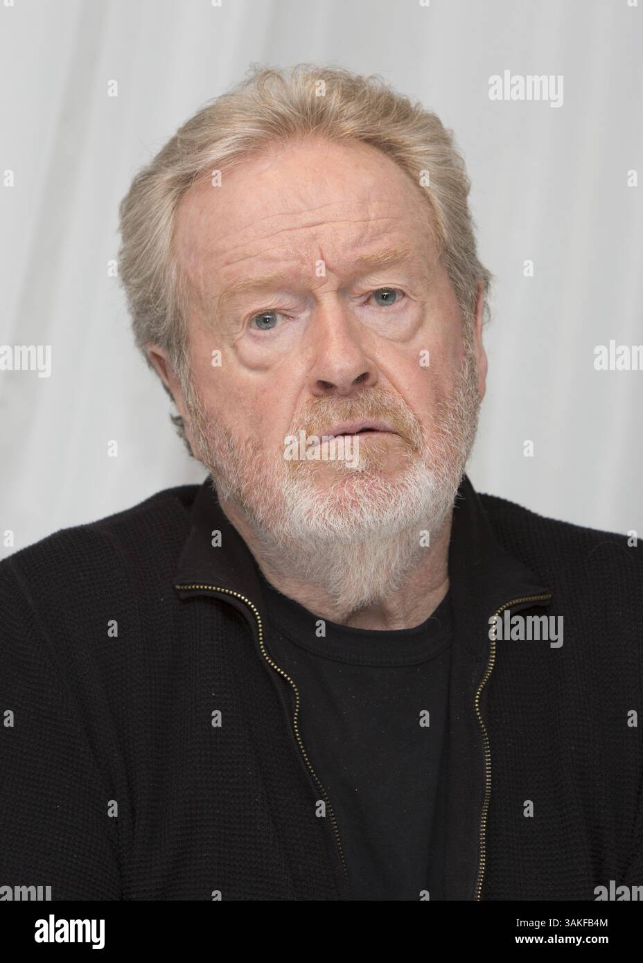 4. Mai 2017: London, Vereinigtes Königreich - RIDLEY SCOTT Regisseur des Films Alien: Covenant Sir Ridley Scott (* November 30 1937 in London) ist ein englischer Filmregisseur und Produzent. Nach seinem kommerziellen Durchbruch mit dem Science-Fiction-Horrorfilm Alien (1979) sind seine bekanntesten Werke der neo-noir-dystopische Science-Fiction-Film Blade Runner (1982), das Krimi Thelma & Louise (1991), das historische Drama und der beste Picture-Oscar-Gewinner Gladiator (2000), der Kriegsfilm Black Hawk Down (2001), der Kriminalthriller Hannibal (2001), der biographische Film American Gangster (2007) und der Science-Fiction-Film Prometheus Stockfoto