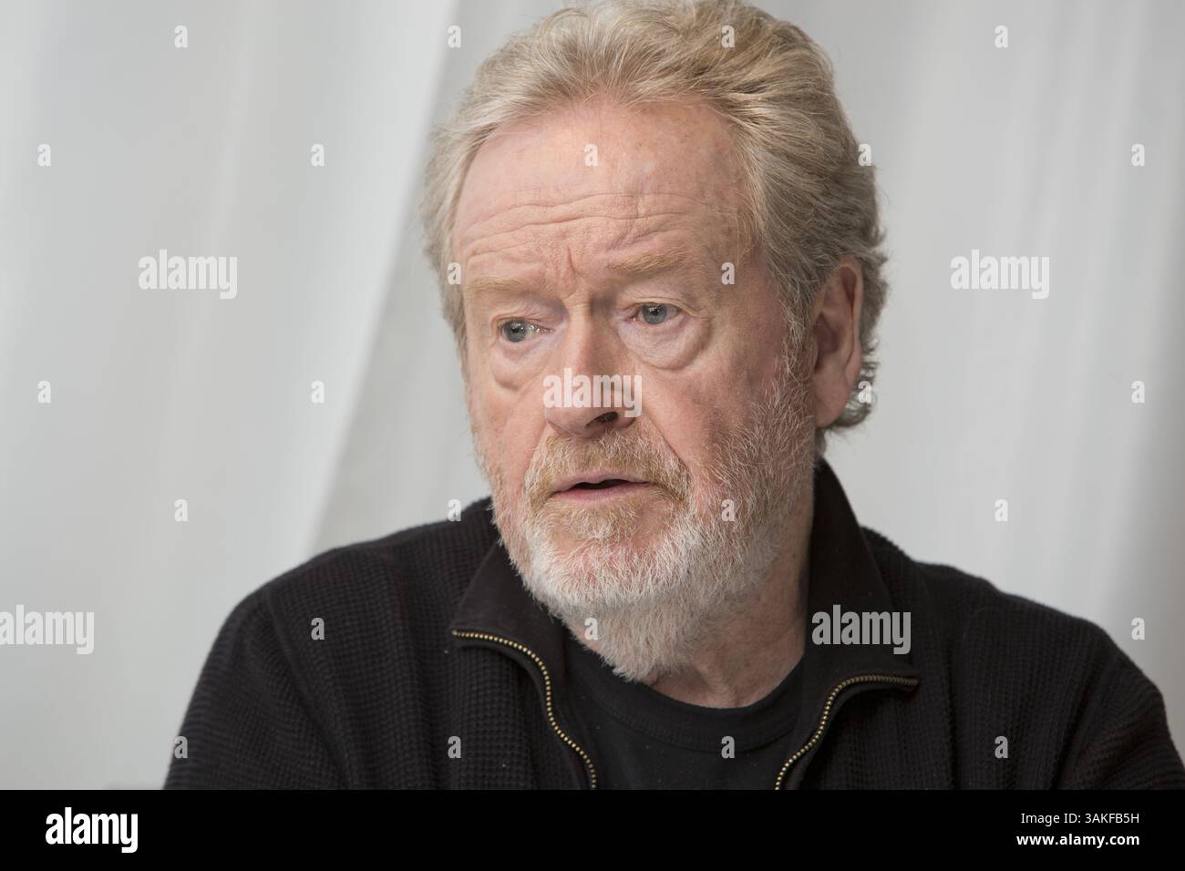 4. Mai 2017: London, Vereinigtes Königreich - RIDLEY SCOTT Regisseur des Films Alien: Covenant Sir Ridley Scott (* November 30 1937 in London) ist ein englischer Filmregisseur und Produzent. Nach seinem kommerziellen Durchbruch mit dem Science-Fiction-Horrorfilm Alien (1979) sind seine bekanntesten Werke der neo-noir-dystopische Science-Fiction-Film Blade Runner (1982), das Krimi Thelma & Louise (1991), das historische Drama und der beste Picture-Oscar-Gewinner Gladiator (2000), der Kriegsfilm Black Hawk Down (2001), der Kriminalthriller Hannibal (2001), der biographische Film American Gangster (2007) und der Science-Fiction-Film Prometheus Stockfoto