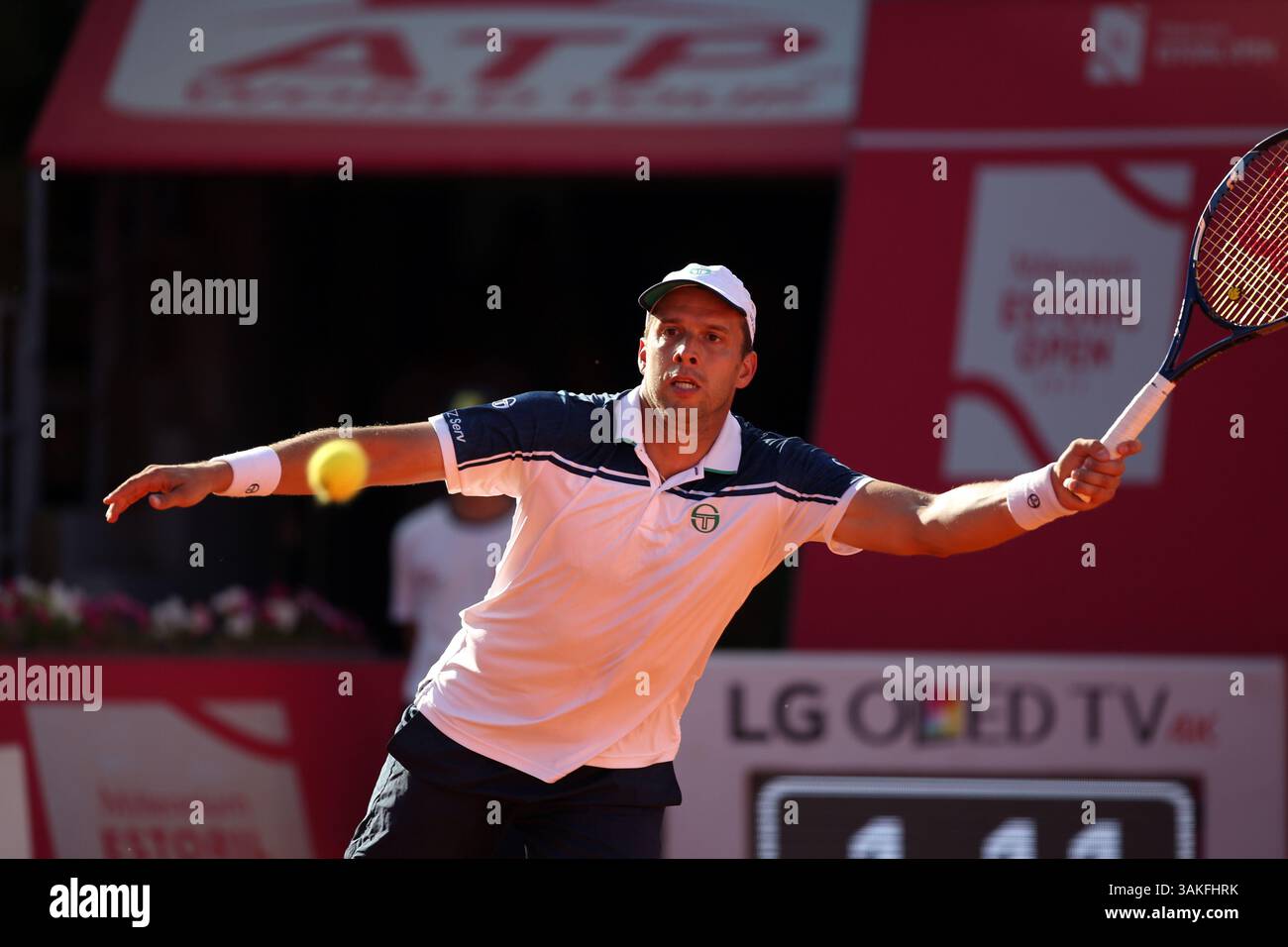 6. Mai 2017 – Lissabon, Portugal – Gilles Muller aus Luxemburg kehrt am 6. Mai 2017 im Halbfinale des Millennium Estoril Open ATP-Tennis-Turniers in Estoril, am Stadtrand von Lissabon, Portugal, den Ball zurück. Gilles Muller gewann 7:5, 6:4. Foto: Pedro Fiuza (Foto: © Pedro Fiuza Via ZUMA Wire) Stockfoto