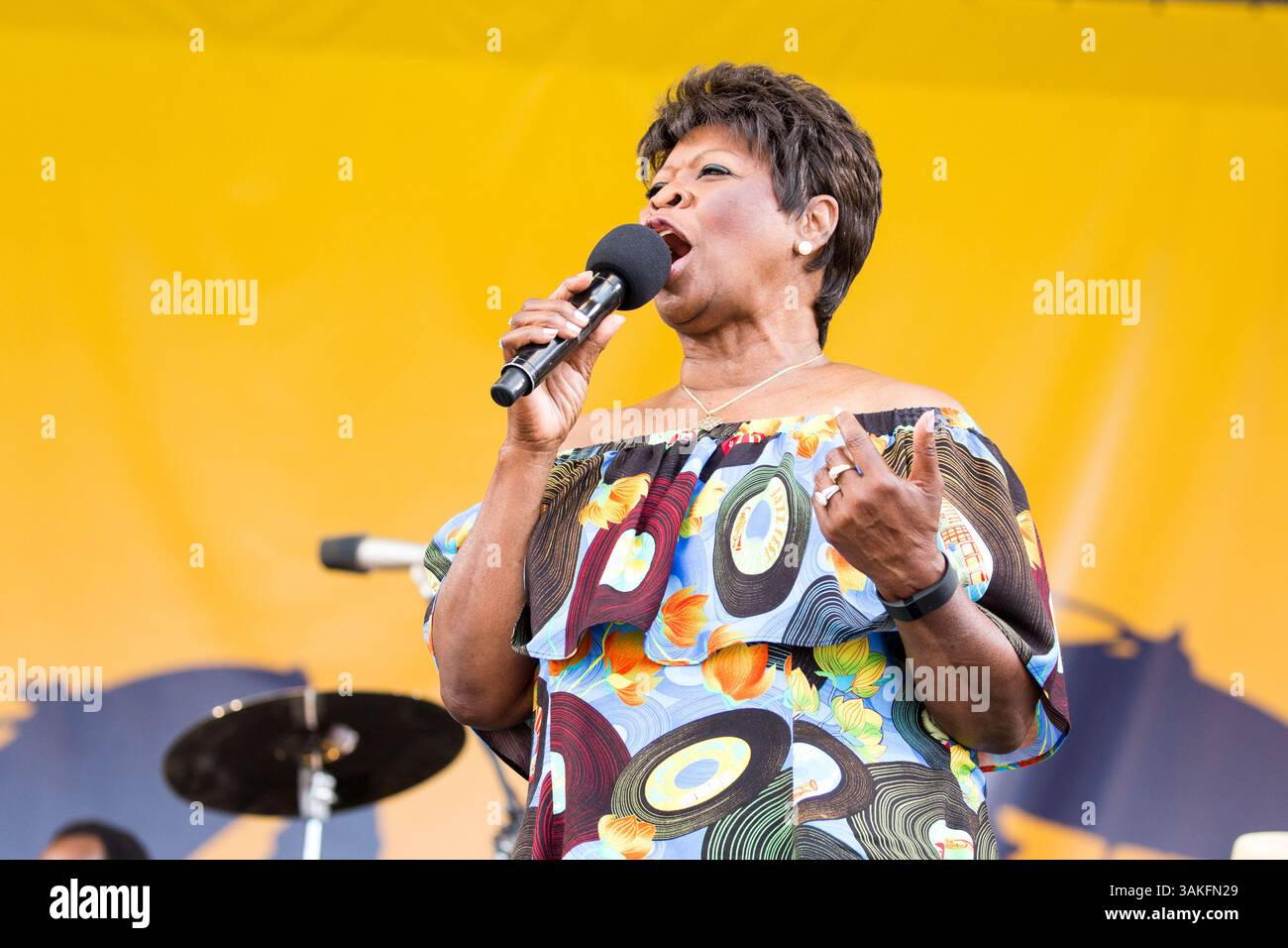 Mai 2017: New Orleans, Lousiana, USA S – IRMA THOMAS während des New Orleans Jazz & Heritage Festivals in New Orleans, Louisiana (Foto: © Daniel DeSlover via ZUMA Wire) Stockfoto