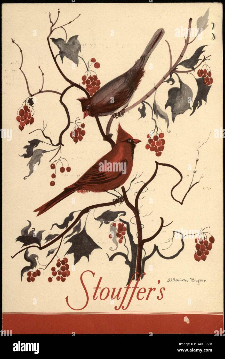 Dieses zweifach gefaltete Menü aus Stouffer's Restaurant zeigt eine Titeldarstellung von Kardinälen inmitten beerenreicher Zweige. Das Menü umfasst Steaks, Meeresfrüchte, Geflügelgerichte, Desserts, Obst, und Getränke. Stockfoto