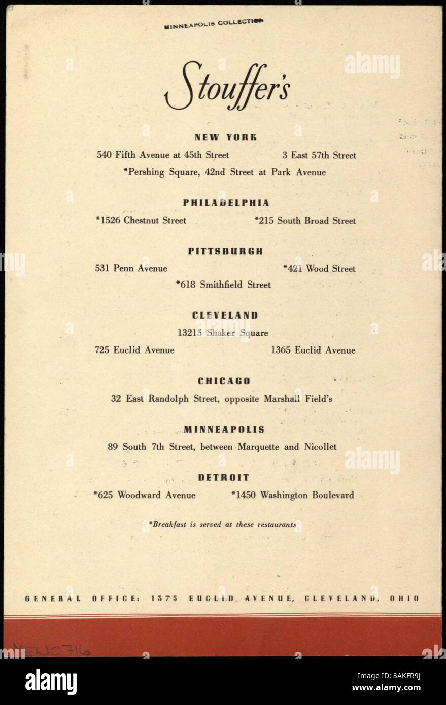 Ein zweifach gefaltetes Menü aus Stouffer's Restaurant mit einer Titeldarstellung von Kardinälen zwischen beerenbeerenbedeckten Zweigen. Das Menü umfasst Steaks, Meeresfrüchte, Geflügelgerichte, Desserts, Obst, und Getränke. Stockfoto