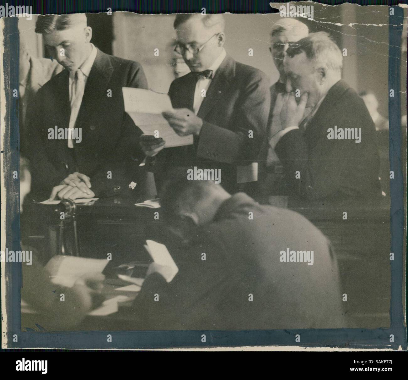 Ein Foto, das Hanke zeigt, wie er sein schuldiges Plädoyer zu einer großen Diebstahlvorwürfe flüstert, wobei die Figuren des Gerichtssaals identifiziert wurden. Stockfoto