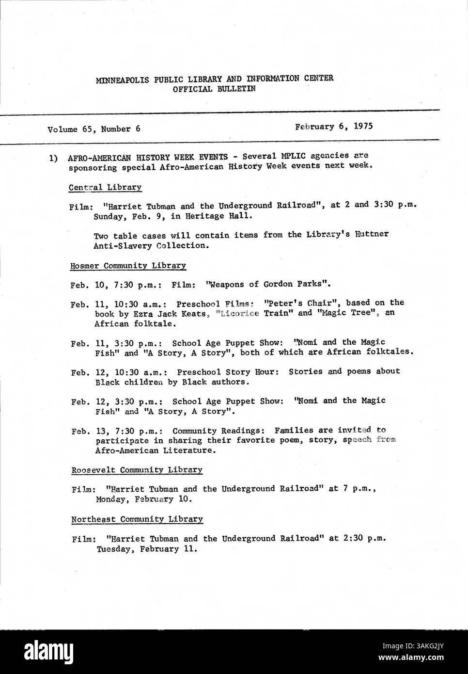 Dieses wöchentliche Bulletin 1975, das an Mitarbeiter der Minneapolis Public Library verteilt wurde, enthielt Betriebsnachrichten, Mitarbeiteraktualisierungen und Ankündigungen, um die Mitarbeiter über Bibliotheksdienste auf dem Laufenden zu halten. Stockfoto