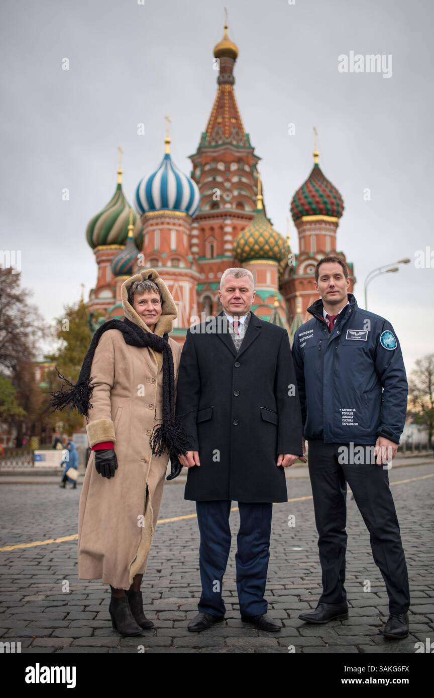 26. Oktober 2016 - Moskau, Russland - NASA International Space Station Expedition 50 Sojus MS-03 Prime Crew Mitglieder (L-R) der amerikanische Astronaut Peggy Whitson, der russische Kosmonaut Oleg Nowitskiy von Roscosmos und der französische Astronaut Thomas Pesquet von der Europäischen Weltraumorganisation besuchen den Roten Platz, um Rosen auf die Gräber ehemaliger russischer Weltraumikonen 2016 zu legen. (Kreditbild: © Bill Ingalls/NASA via ZUMA Wire) Stockfoto