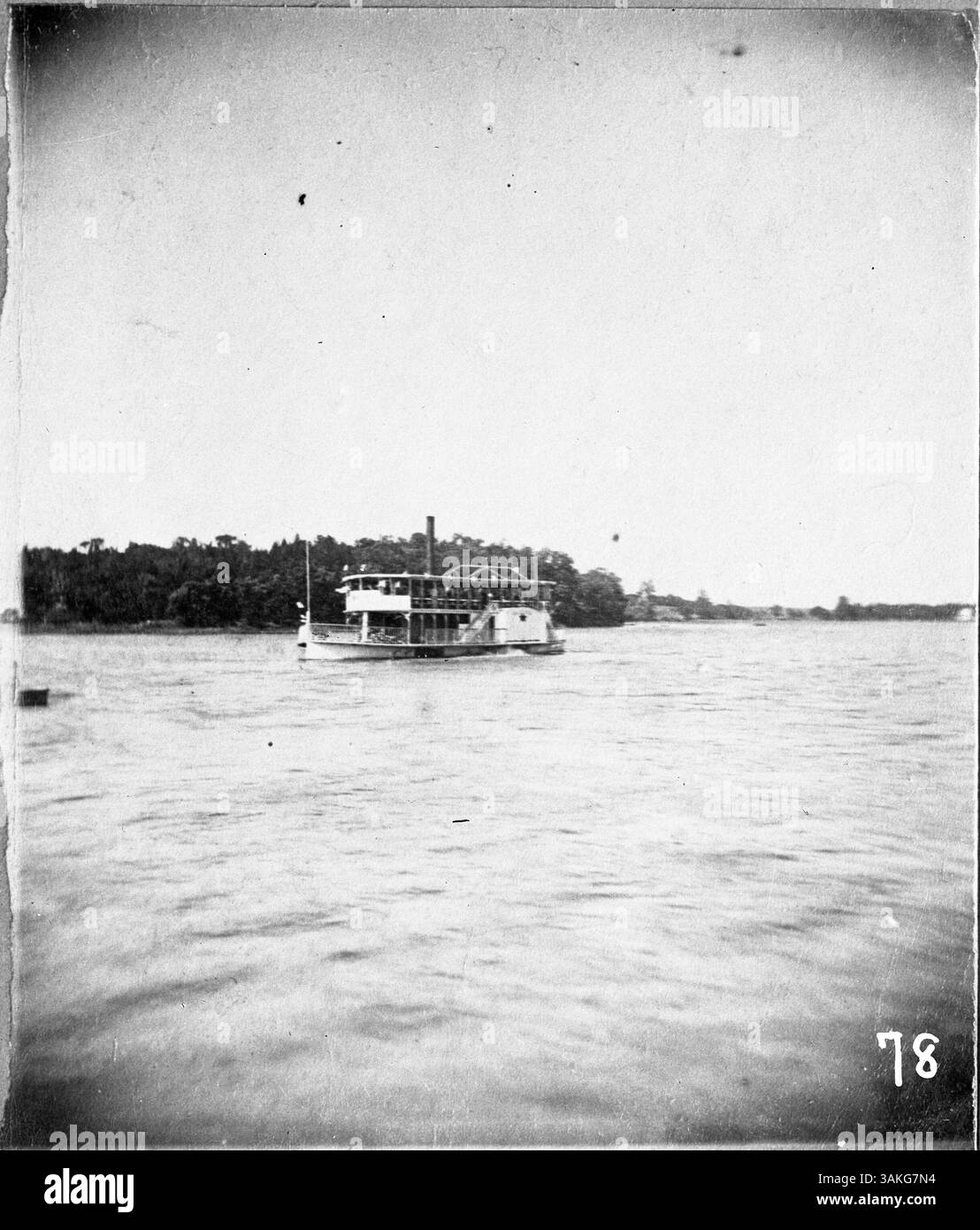 Der Dampfer „Hattie“, ein doppelstöckiges Ausflugsboot auf dem Lake Calhoun im späten 19. Jahrhundert, gehörte der Lyndale und der Minnetonka Motor Line. Nach Beendigung des Dienstes wurde es 1880–81 auf dem See verbrannt. Stockfoto