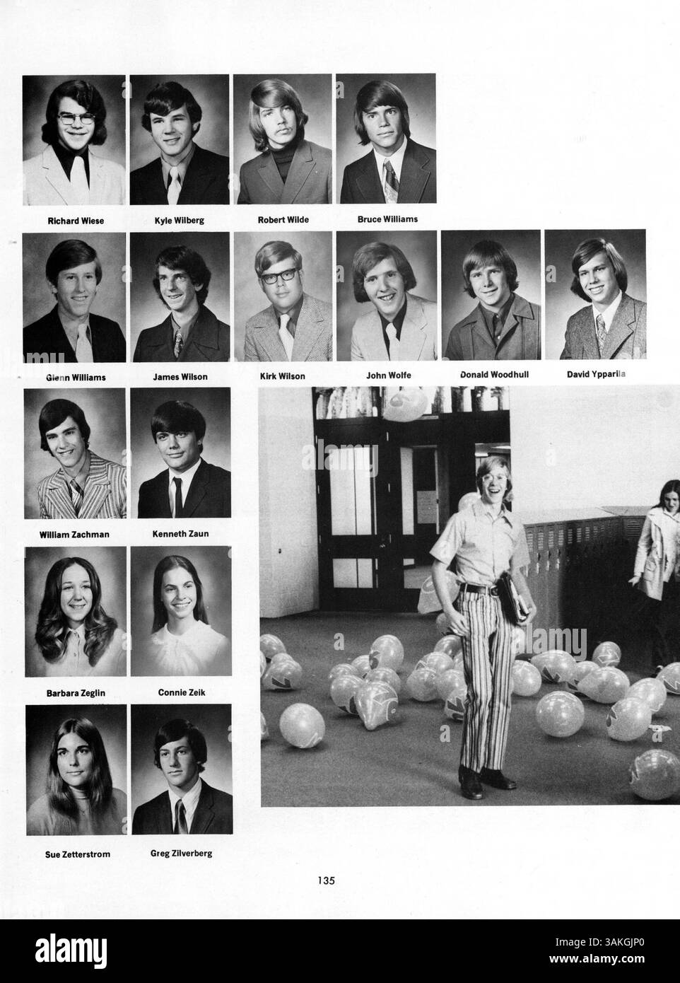 Das Jahrbuch „Contrails“ 1973 der Lindbergh High School zeigt das Schuljahr 1972-1973 mit Schülern, Lehrern, Leichtathletik, Clubs, und wichtige Ereignisse aus Hennepin County, Minnesota. Stockfoto