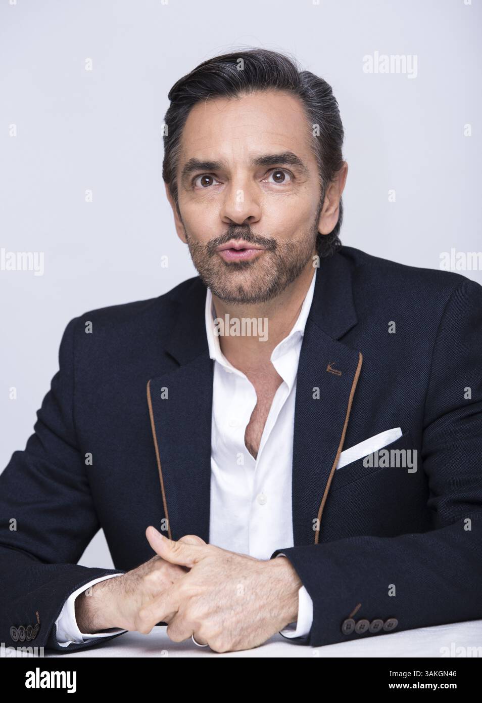 1. April 2017 – Hollywood, Kalifornien, USA – Eugenio Derbez wirbt für „How to be a Latin Lover“ Eugenio Gonaález Derbez (* 2. September 1961) ist ein mexikanischer Schauspieler, Komiker, Drehbuchautor, Schriftsteller, Unternehmer, Schauspieler, Schauspieler, Schauspieler, Schauspieler, Schauspieler und Schauspieler. Produzent und Regisseur. 2014 wurde er von Variety als der einflussreichste Hispanic-Mann der Welt anerkannt. Eugenio Derbez ist eine der einflussreichsten kreativen Kräfte in Lateinamerika und der anerkannteste Akteur unter der spanischsprachigen Bevölkerung in den USA. Sein Spielfilm Instructions Not Included, in dem er Regie führte, mitschrieb und in dem er die Hauptrolle spielte, wurde zum erfolgreichsten S Stockfoto