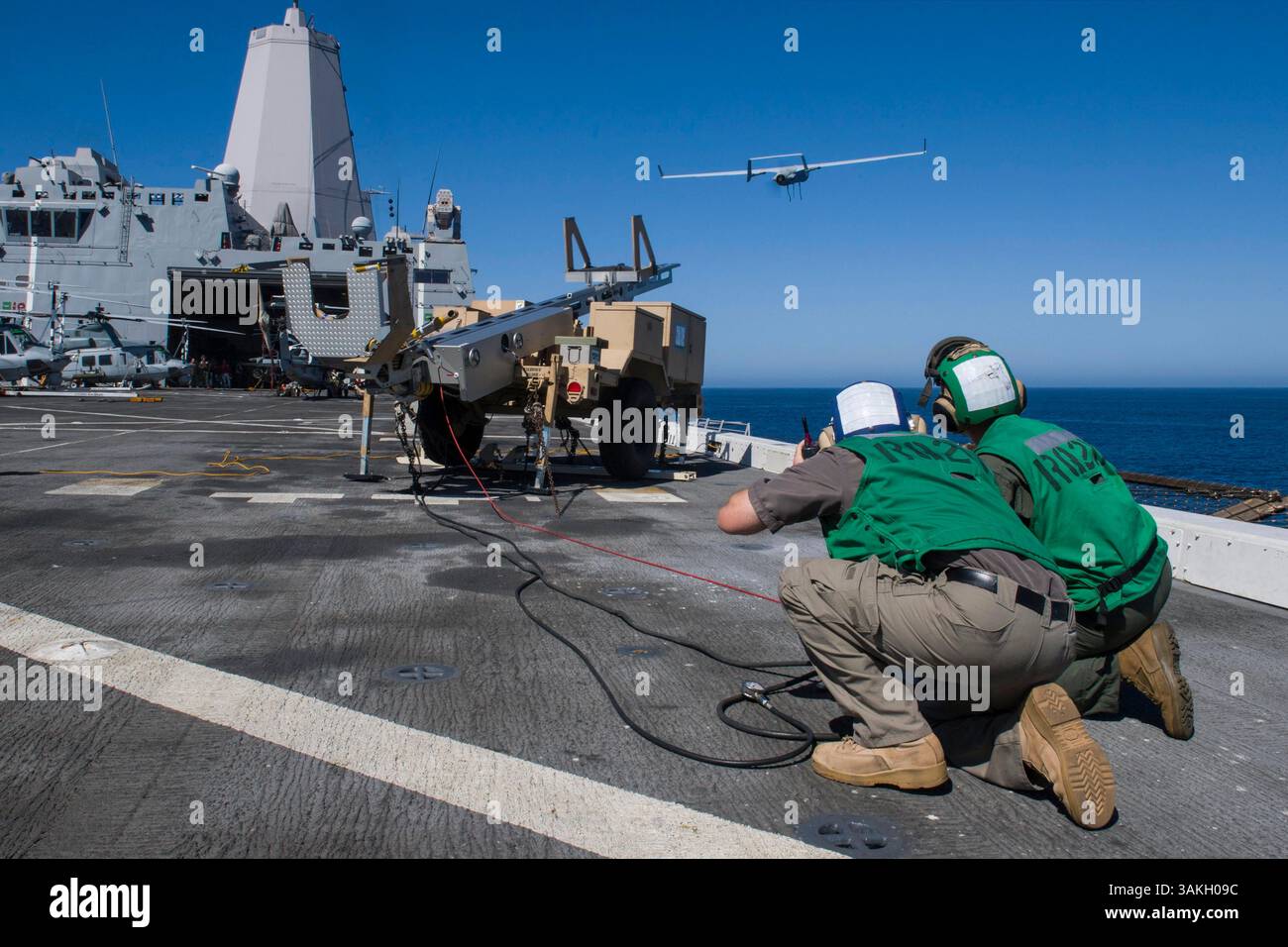 2. Mai 2017 - Pazifik - Seeleute, die der Marine Medium Tiltrotor Squadron (VMM) 161 (verstärkt) zugewiesen sind, starten während einer Composite Training Unit Exercise (COMPTUEX) ein unbemanntes Luftflugzeug RQ-21 Blackjack an Bord des Amphibien-Transportdockschiffs USS San Diego (LPD 22). Die America Amphibious Ready Group führt COMPTUEX vor der Küste Südkaliforniens durch, um einen Einsatz im Laufe des Jahres vorzubereiten. (Bild: © Justin Schoenberger/US Navy Via ZUMA Wire/ZUMAPRESS.com) Stockfoto
