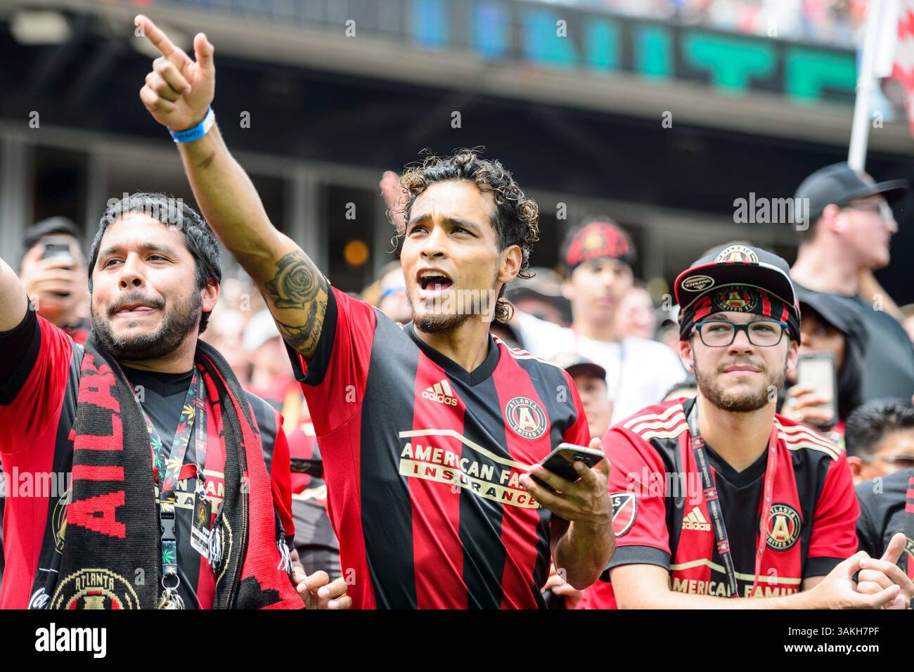 Fans von Atlanta United während des MLS-Fußballspiels zwischen DC United und Atlanta United im Bobby Dodd Stadium am Sonntag, den 30. April 2017 in Atlanta, GA. Jacob Kupferman/CSM(Kreditbild: &Copy; Jacob Kupferman/CSM via ZUMA Wire) Stockfoto